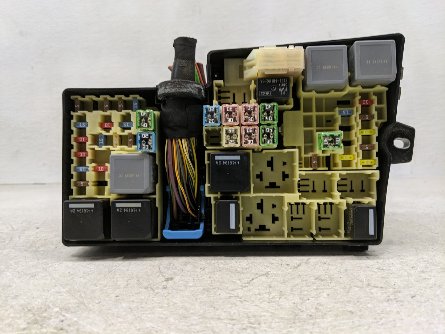 2013-2016 Ford Escape Fusebox Fuse Box Panel Relay Module P/N:AV6T-14A067-AD Fits Fits 2013 2014 2015 2016 OEM Used Auto Par