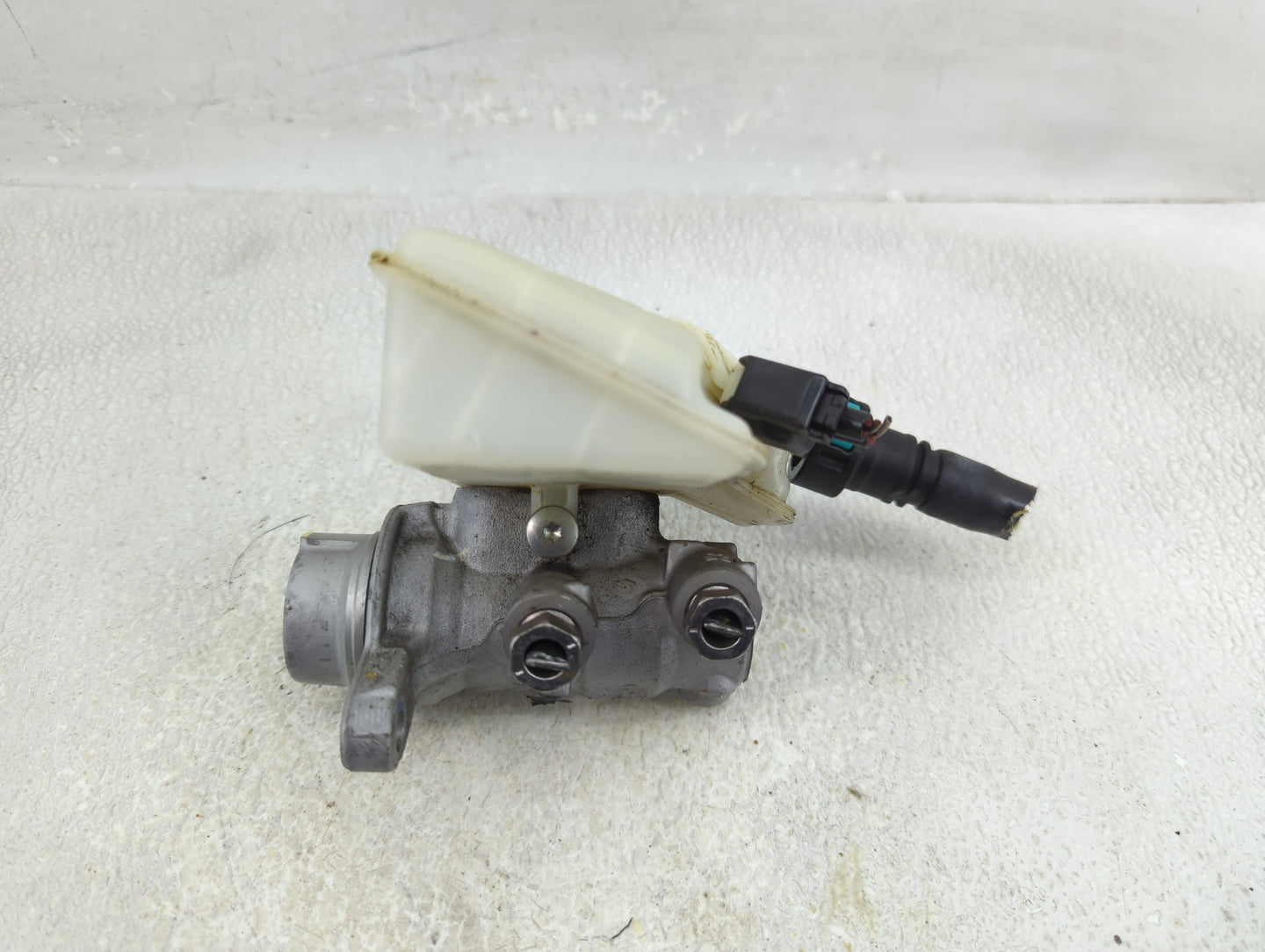 2013-2019 Ford Escape Brake Master Cylinder - Oemusedautoparts1.com