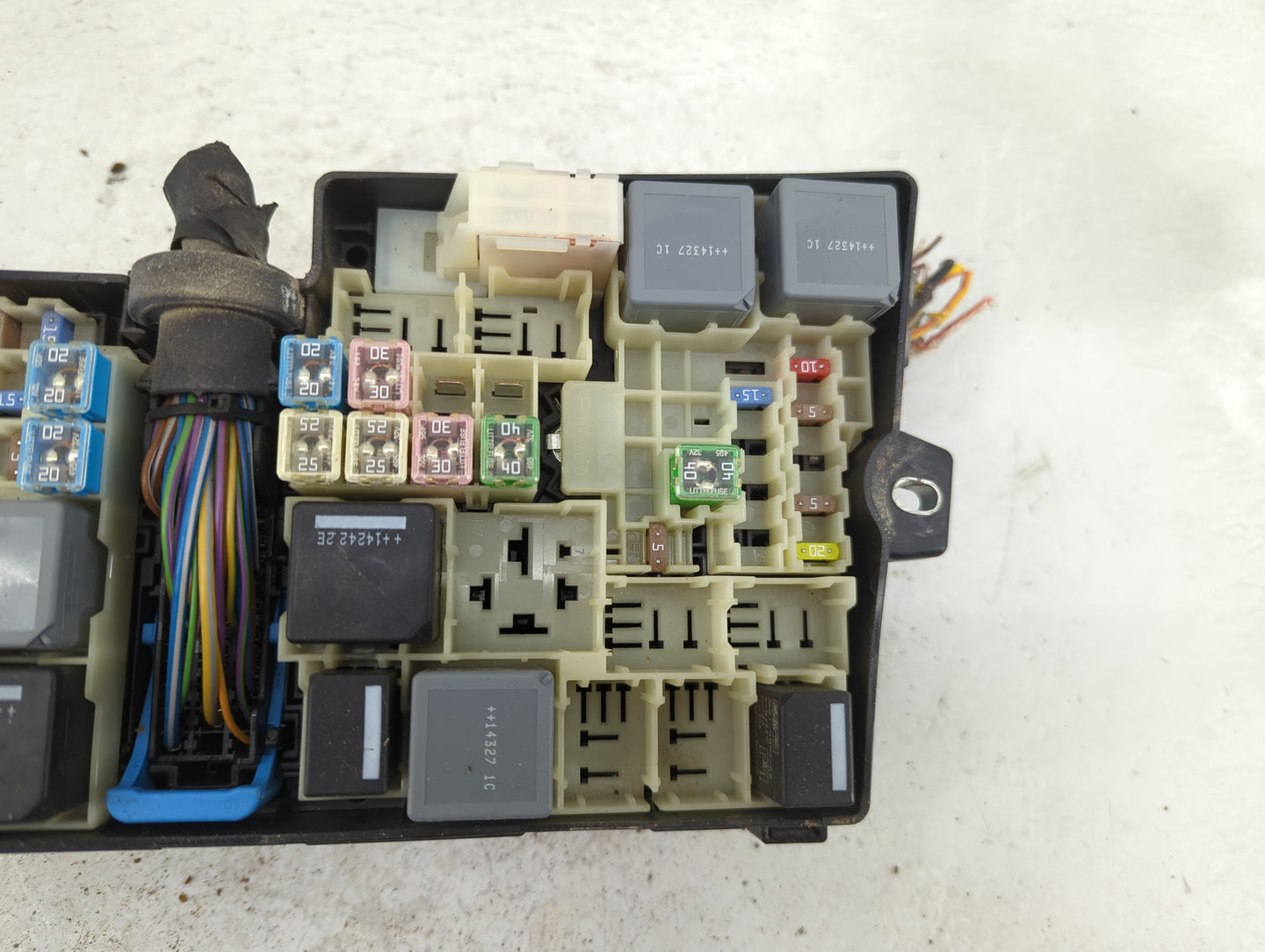 2013-2016 Ford Escape Fusebox Fuse Box Panel Relay Module P/N:21090 000 001 19197 000 001 Fits Fits 2013 2014 2015 2016 OEM 