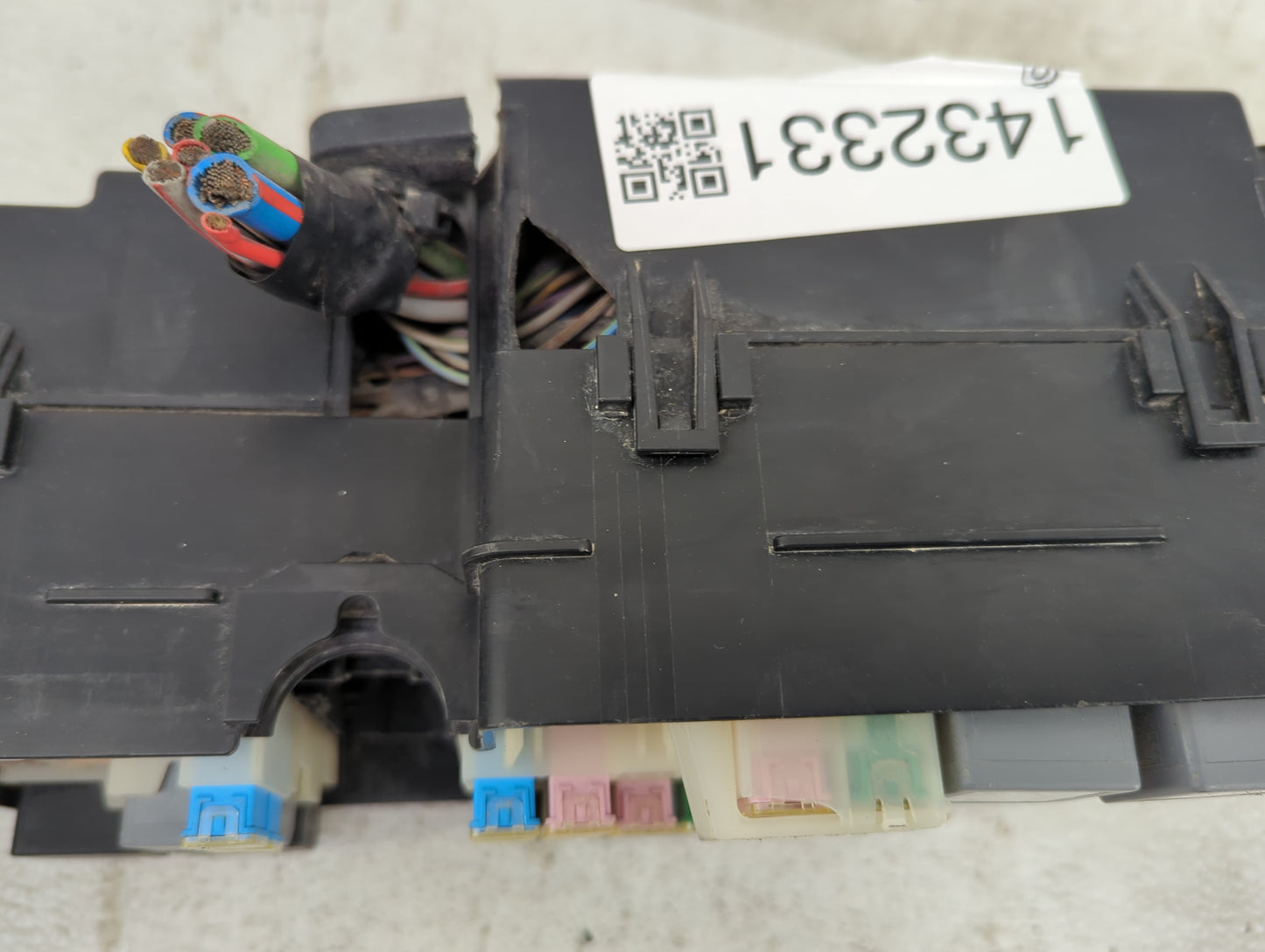 2013-2016 Ford Escape Fusebox Fuse Box Panel Relay Module P/N:AV6T-14A067-AC Fits Fits 2013 2014 2015 2016 OEM Used Auto Par