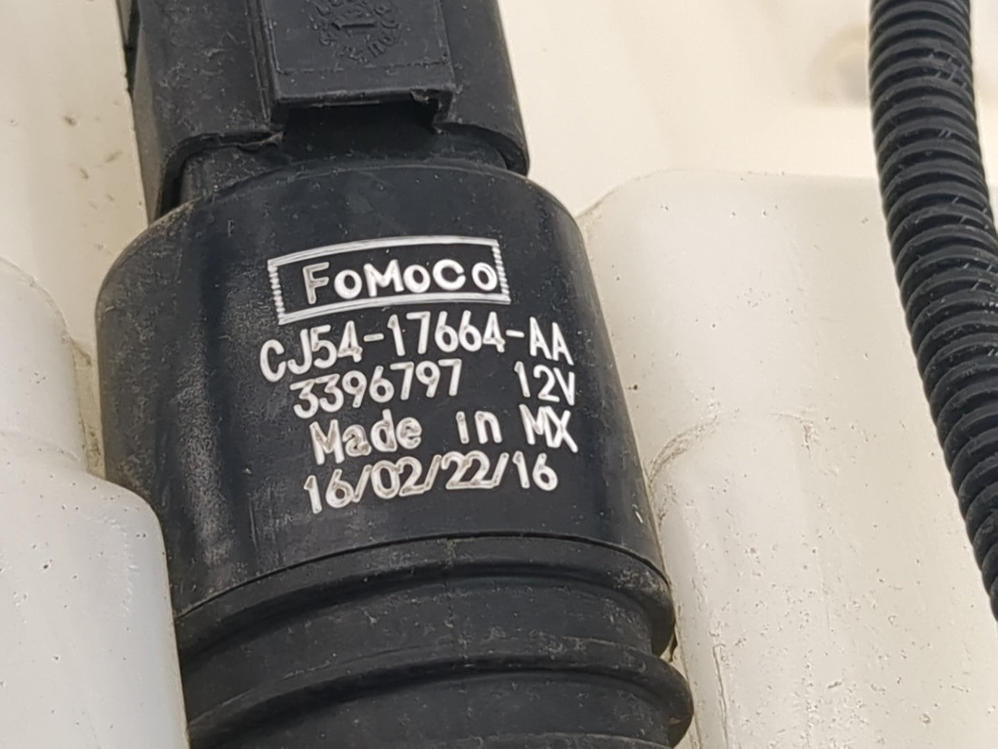 2014 Ford Escape Windshield Washer Fluid Reservoir Bottle Oem 1473828 - Oemusedautoparts1.com