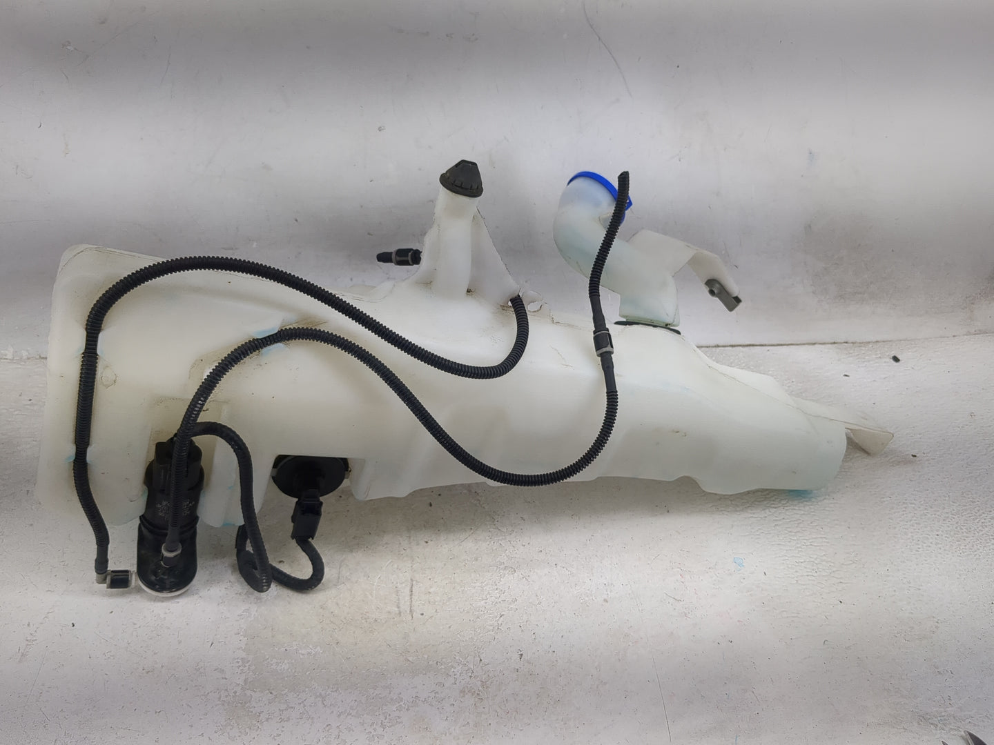 2013-2014 Ford Escape Windshield Washer Fluid Reservoir Bottle Oem 1474152 - Oemusedautoparts1.com