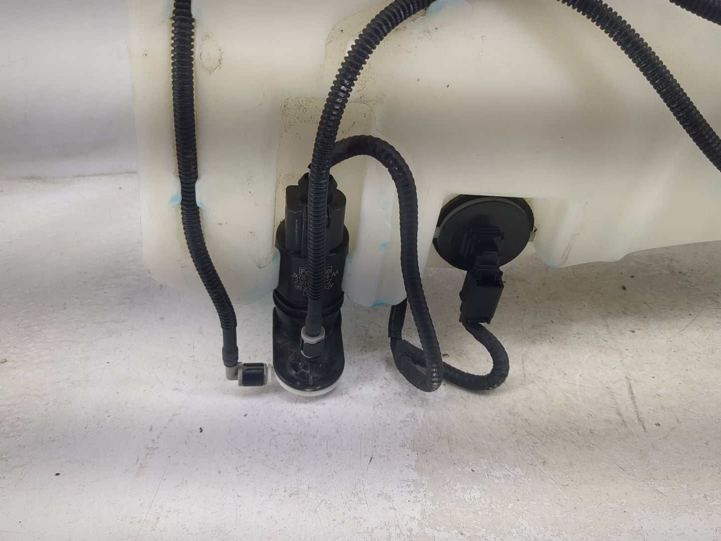 2013-2014 Ford Escape Windshield Washer Fluid Reservoir Bottle Oem 1474152 - Oemusedautoparts1.com