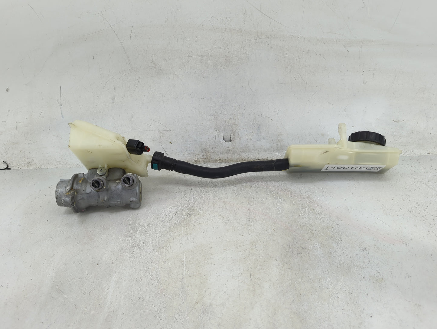 2013-2019 Ford Escape Brake Master Cylinder 1490135 - Oemusedautoparts1.com