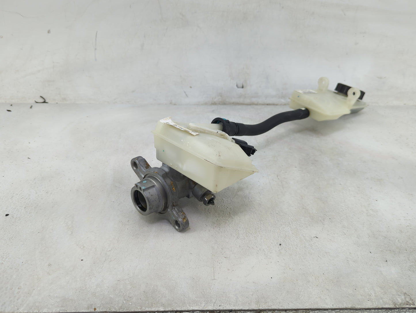 2013-2019 Ford Escape Brake Master Cylinder 1490135 - Oemusedautoparts1.com