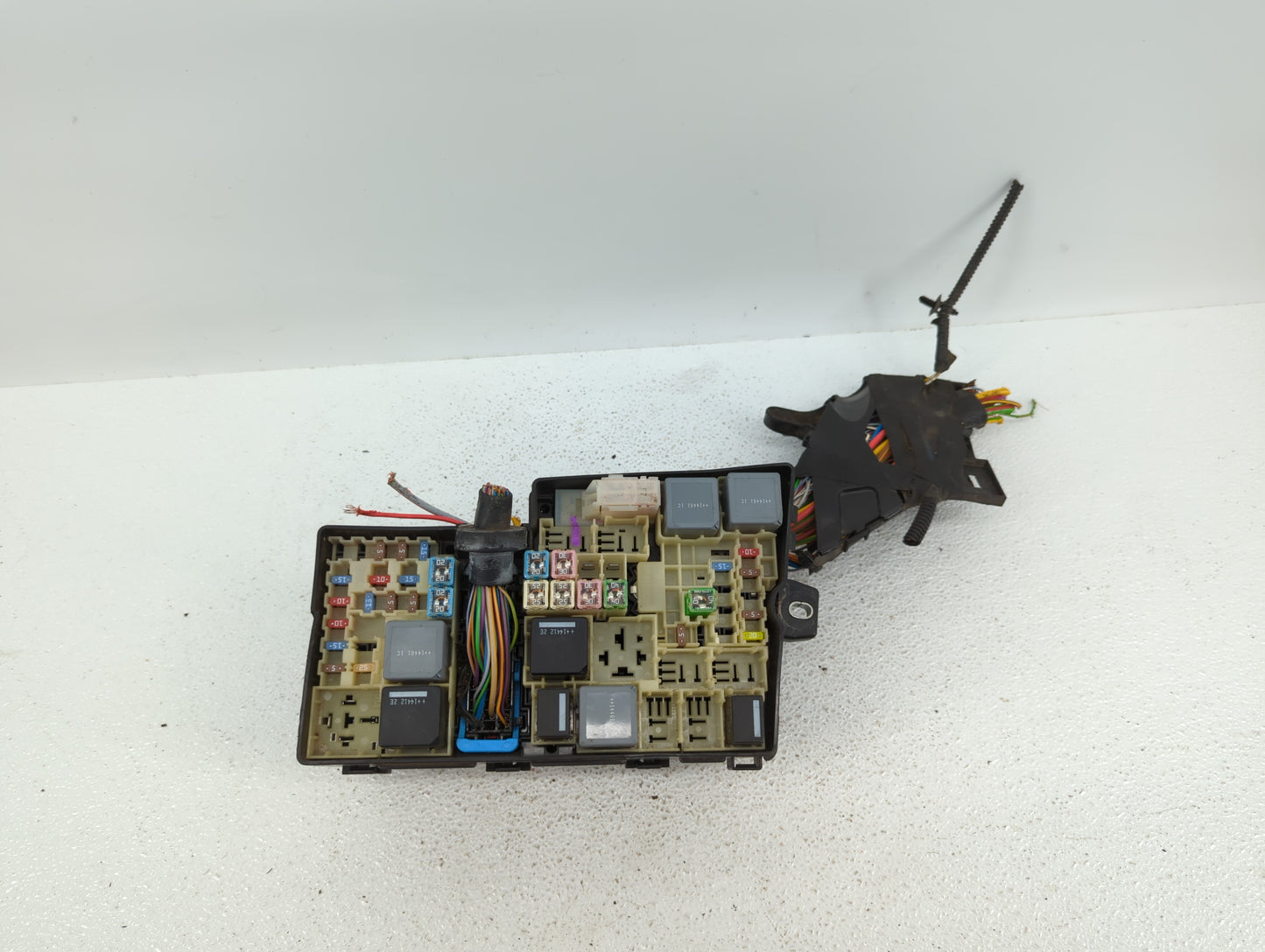 2013-2016 Ford Escape Fusebox Fuse Box Panel Relay Module P/N:AV6T-14A067-AD AV6T-14A142-AB Fits Fits 2013 2014 2015 2016 OE