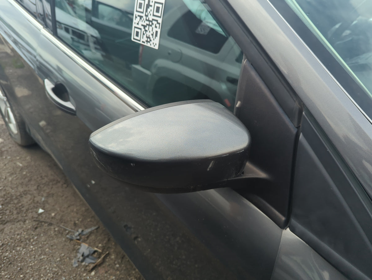 2013-2016 Ford Escape Passenger Side View Mirror - Right Door Mirror OEM Used - Oemusedautoparts1.com