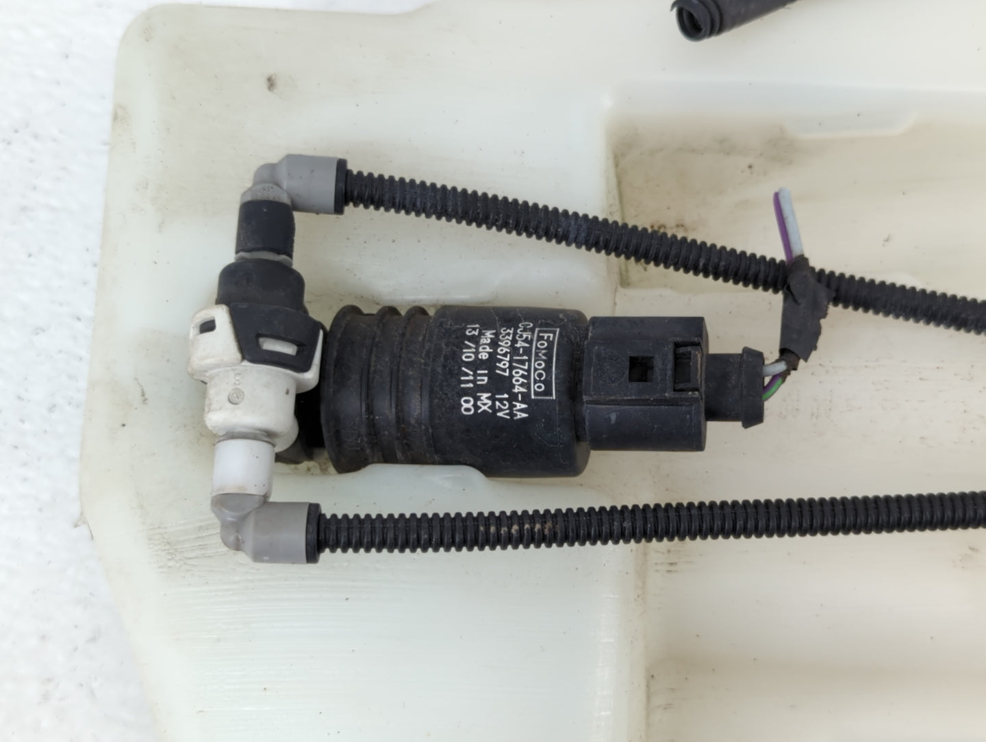 2013-2014 Ford Escape Windshield Washer Fluid Reservoir Bottle Oem - Oemusedautoparts1.com