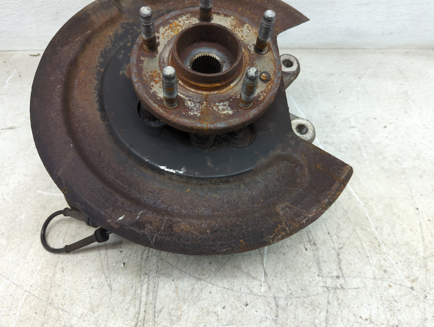 2014 Ford Explorer Driver Rear Knuckle/stub Axle Oem 1238682 - Oemusedautoparts1.com