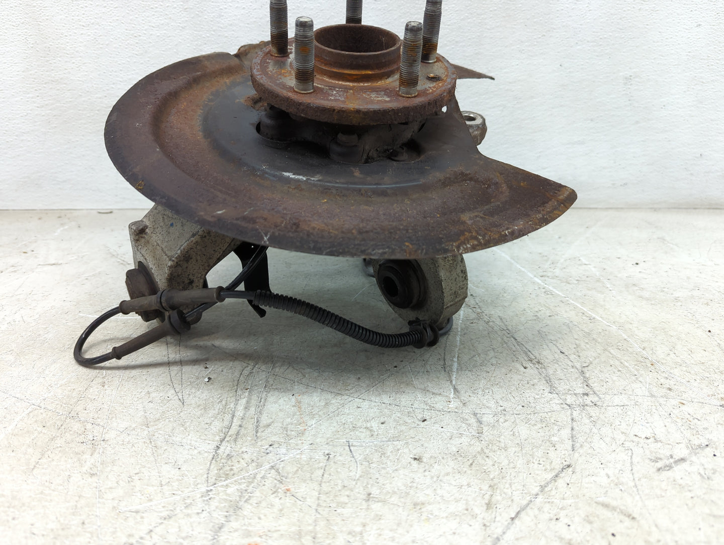 2014 Ford Explorer Driver Rear Knuckle/stub Axle Oem 1238682 - Oemusedautoparts1.com