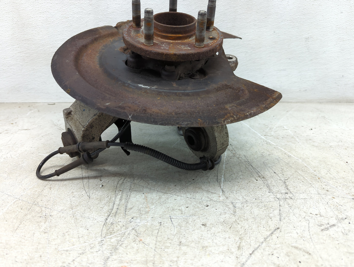 2014 Ford Explorer Driver Rear Knuckle/stub Axle Oem 1238682 - Oemusedautoparts1.com