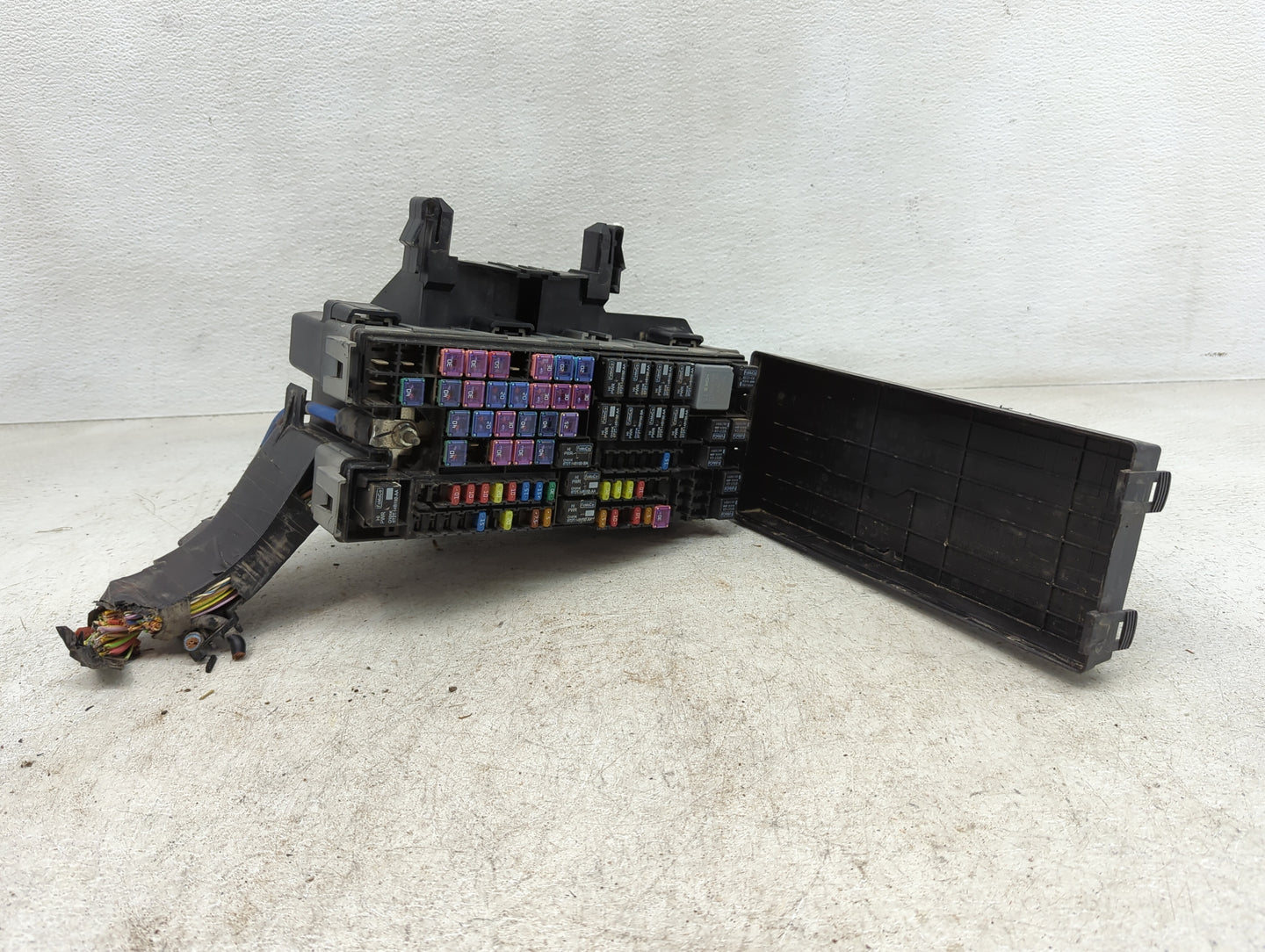 2014-2015 Ford Explorer Fusebox Fuse Box Panel Relay Module P/N:BT4T-14A003-AA Fits Fits 2014 2015 OEM Used Auto Parts - Oem