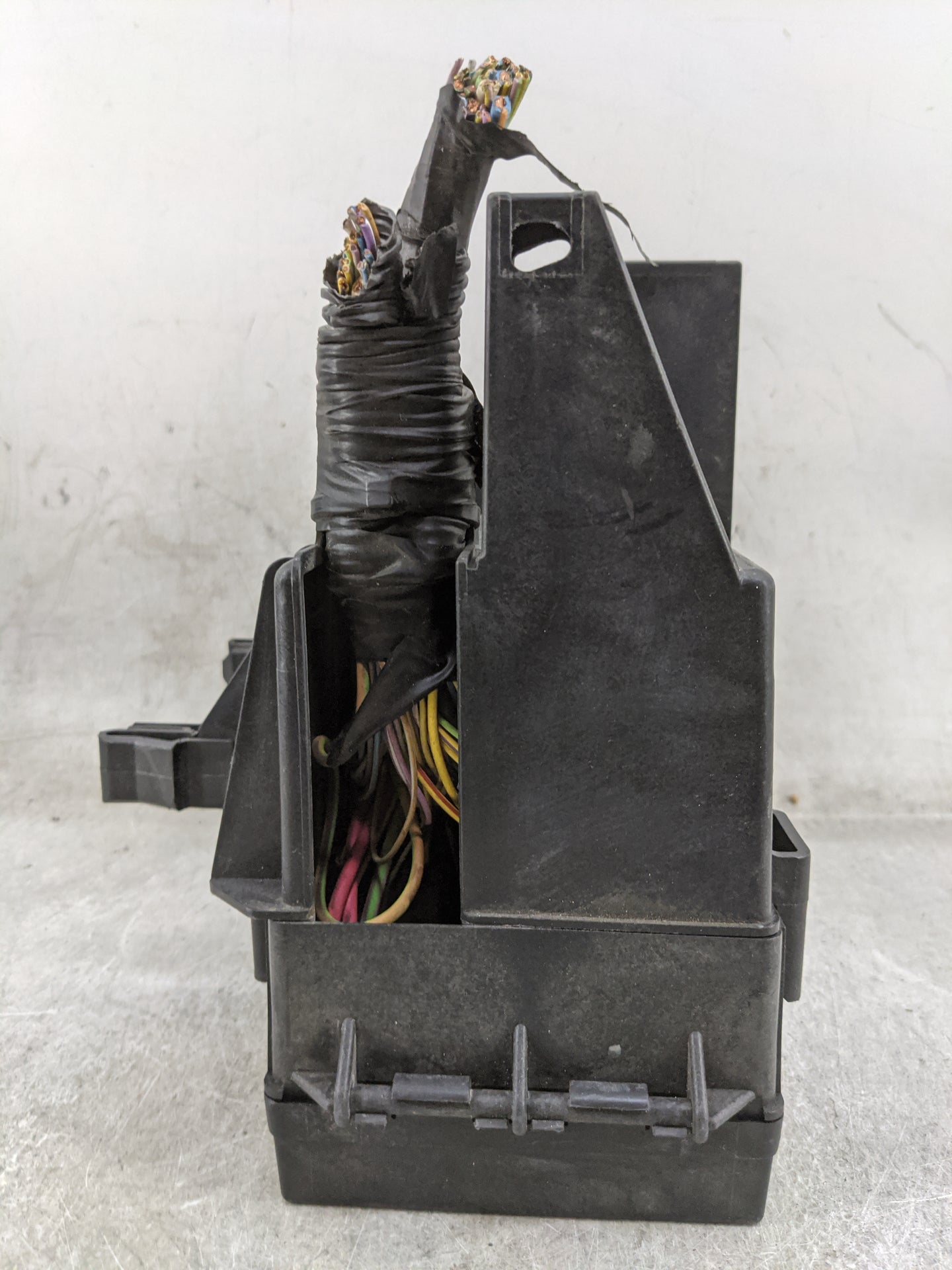 2014 Ford Explorer Fusebox Fuse Box Panel Relay Module P/N:8T2T-14B192-BA 8T2T-14B192-AA Fits OEM Used Auto Parts - Oemuseda