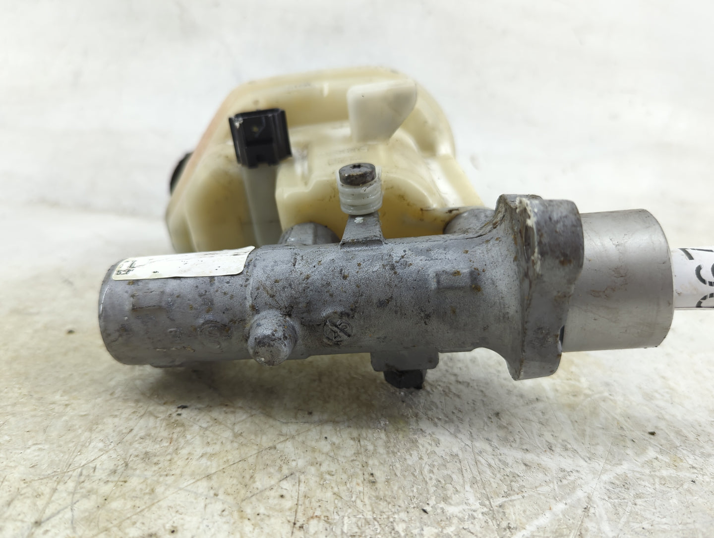 Ford Explorer Brake Master Cylinder 1496716 - Oemusedautoparts1.com