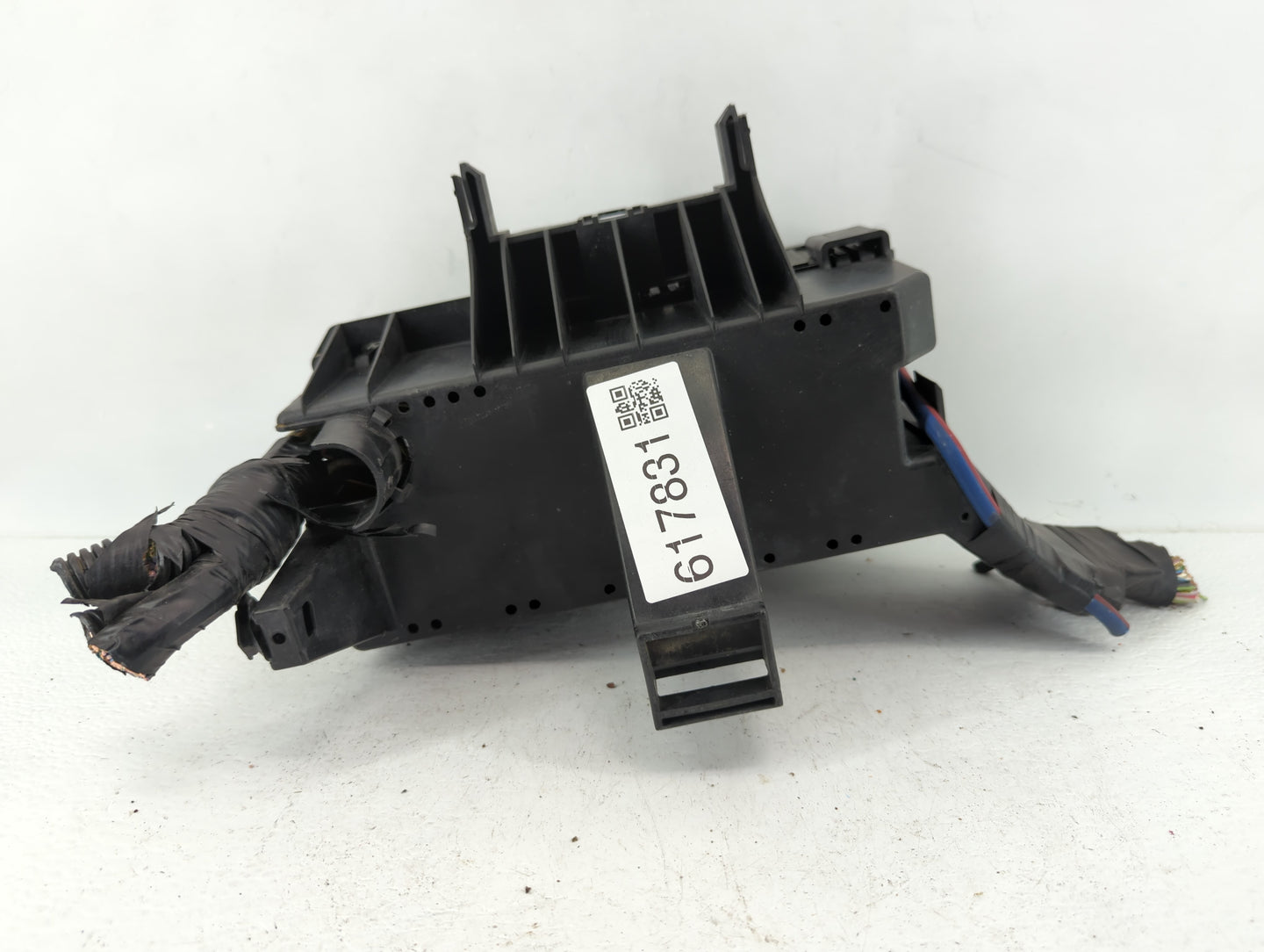2014-2015 Ford Explorer Fusebox Fuse Box Panel Relay Module P/N:BT4T-14A003-AA Fits Fits 2014 2015 OEM Used Auto Parts - Oem