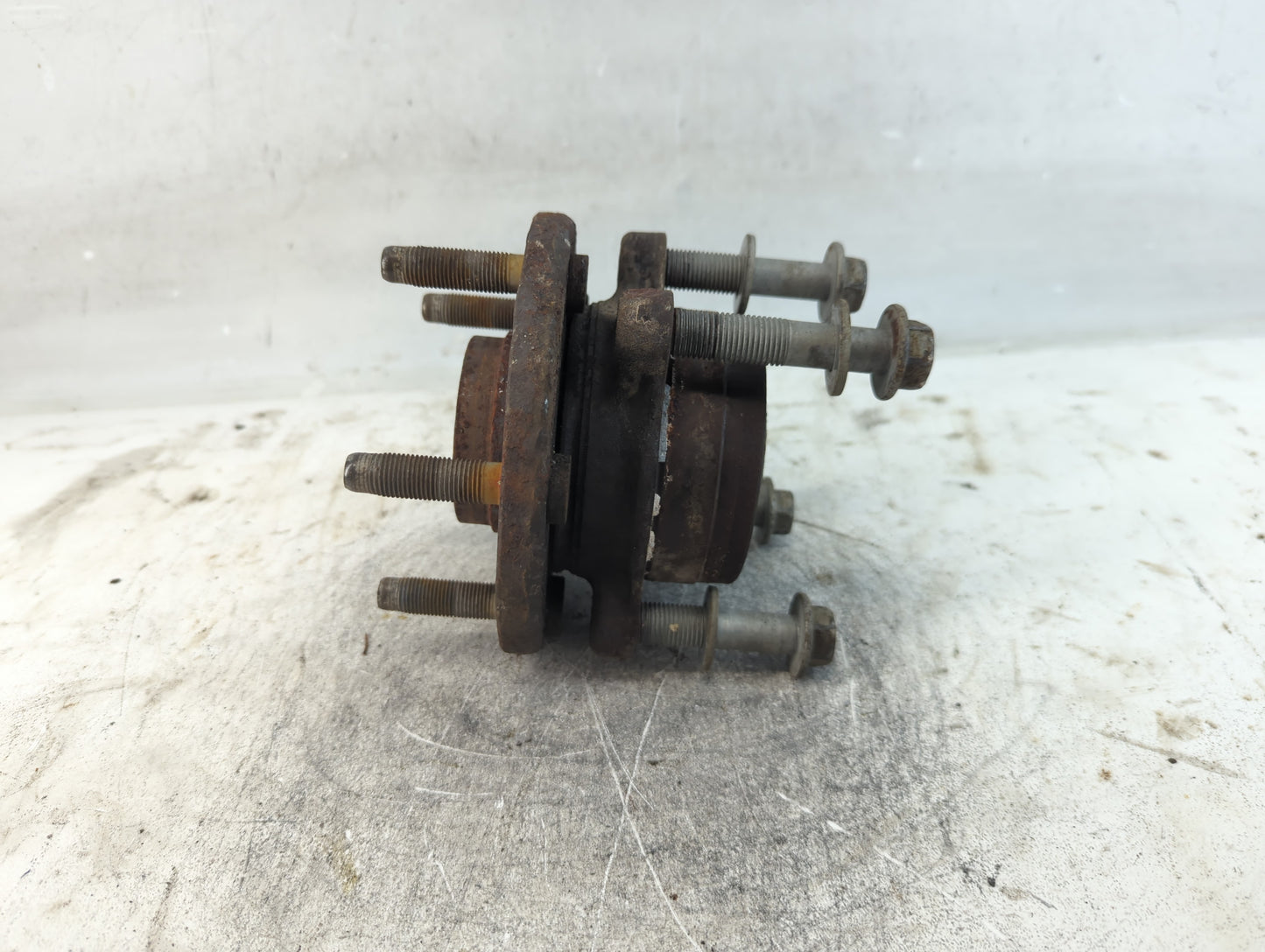 2017-2019 Ford Explorer Driver Front Wheel Hub Oem - Oemusedautoparts1.com