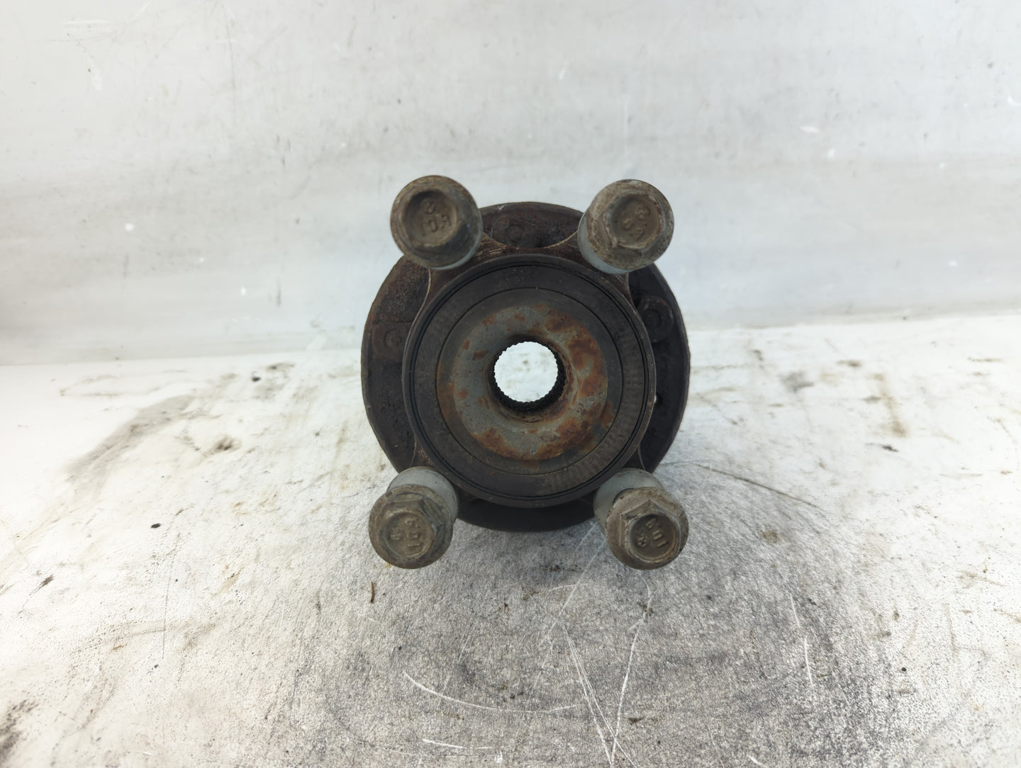 2017-2019 Ford Explorer Driver Front Wheel Hub Oem - Oemusedautoparts1.com