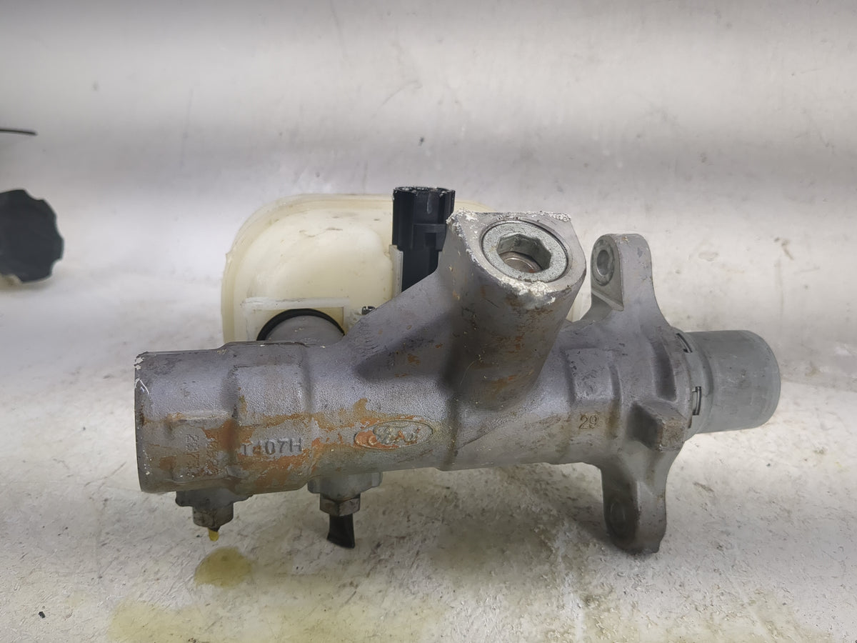 2014-2014 Ford F-150 Brake Master Cylinder 1498319 - Oemusedautoparts1.com