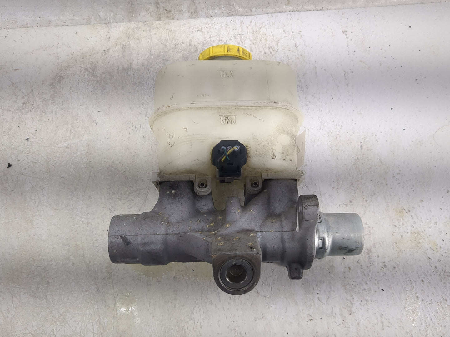 2014-2014 Ford F-150 Brake Master Cylinder 1498346 - Oemusedautoparts1.com