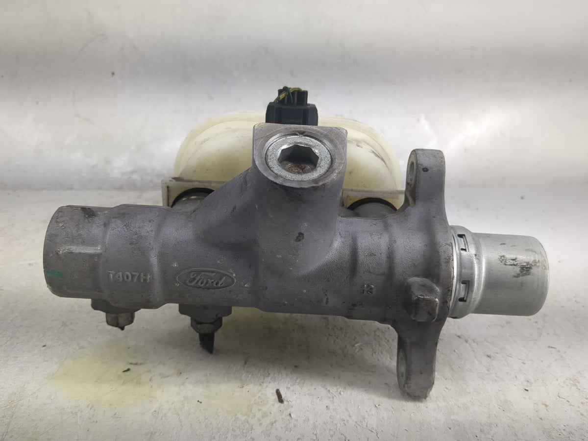 2014-2014 Ford F-150 Brake Master Cylinder 1498346 - Oemusedautoparts1.com
