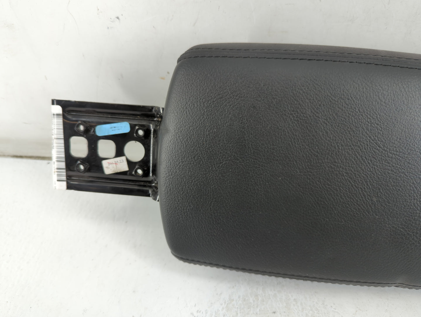 2012-2014 Ford Focus Center Console Armrest Cover Lid P/N:1546252 1080843X-15-CB Fits Fits 2012 2013 2014 OEM Used Auto Part