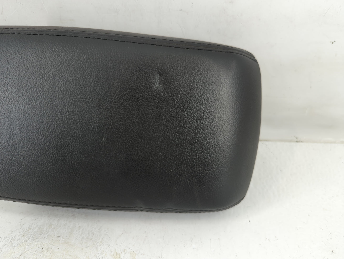 2012-2014 Ford Focus Center Console Armrest Cover Lid P/N:1546252 1080843X-15-CB Fits Fits 2012 2013 2014 OEM Used Auto Part