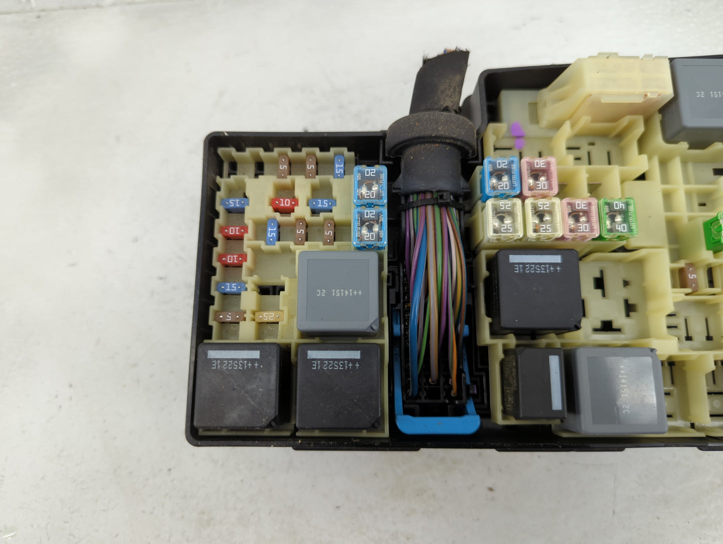 2012-2014 Ford Focus Fusebox Fuse Box Panel Relay Module P/N:19197-000-001 AV6T-14A076-AB, 21090 000 001 Fits Fits 2012 2013