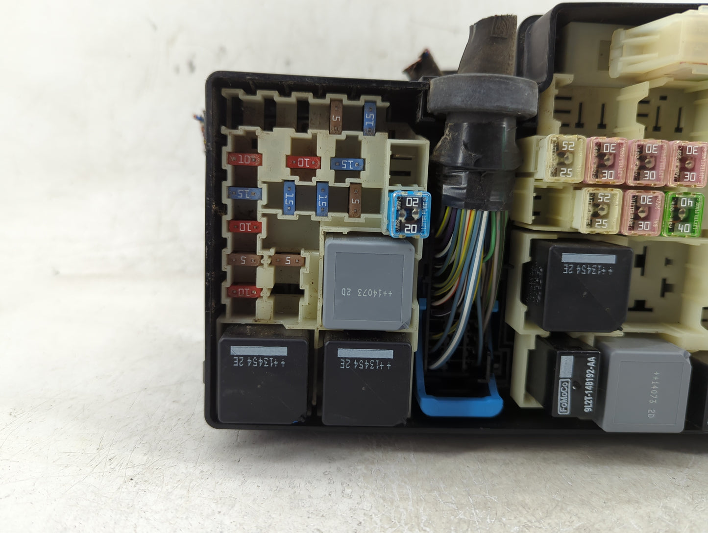 2012-2014 Ford Focus Fusebox Fuse Box Panel Relay Module P/N:19197 000 001 AV6T-14A076-AB, 21090 000 001 Fits Fits 2012 2013