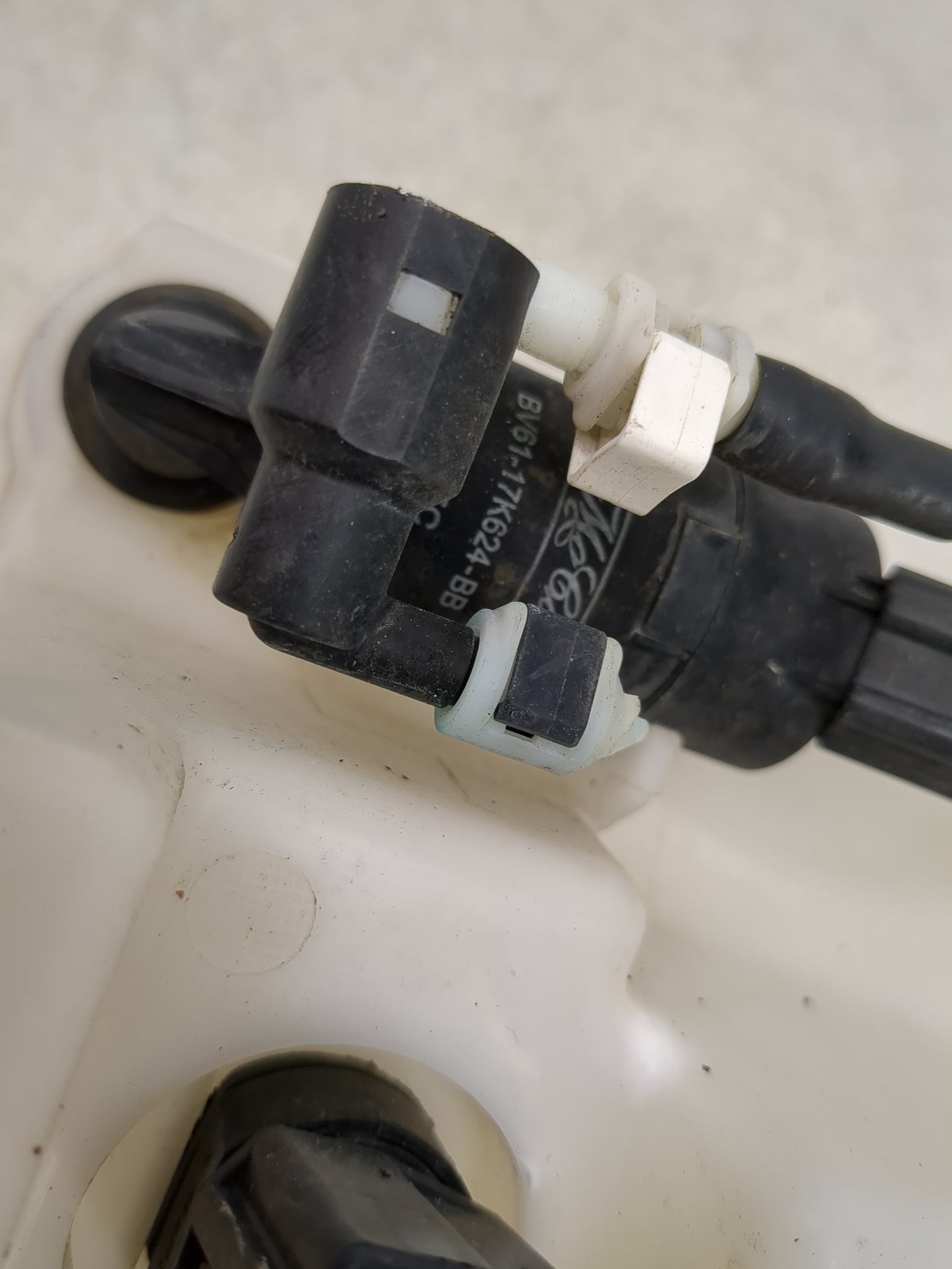2012-2018 Ford Focus Windshield Washer Fluid Reservoir Bottle Oem 1427500 - Oemusedautoparts1.com