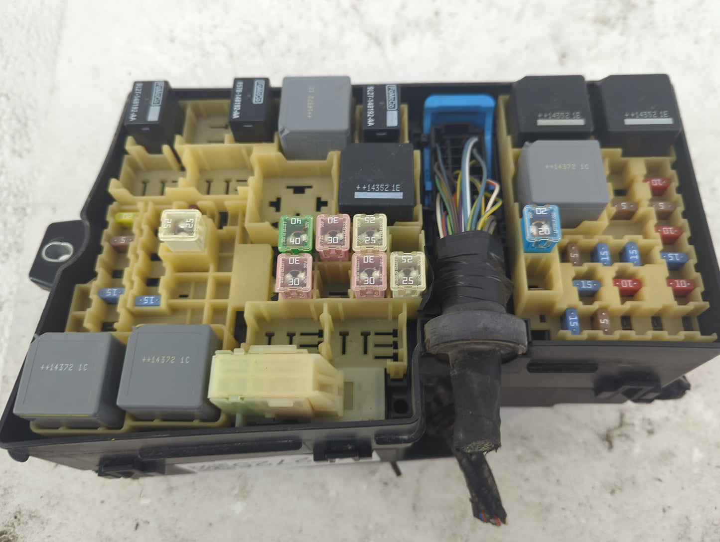2012-2014 Ford Focus Fusebox Fuse Box Panel Relay Module P/N:E00027328 AV6T-14A142-AB Fits Fits 2012 2013 2014 OEM Used Auto