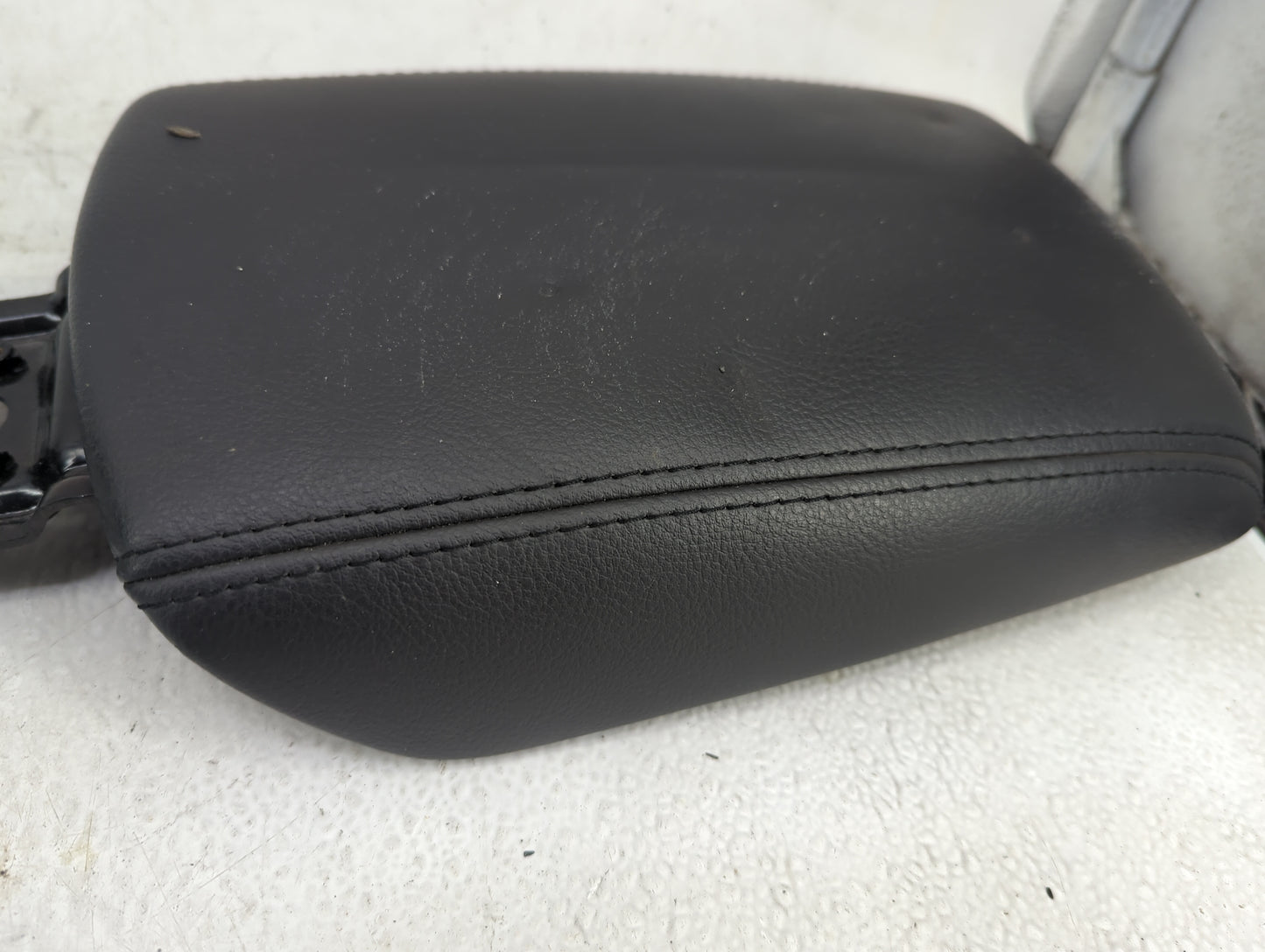 2014 Ford Focus Center Console Armrest Cover Lid P/N:8765582 1080843X-14-CB Fits OEM Used Auto Parts - Oemusedautoparts1.com