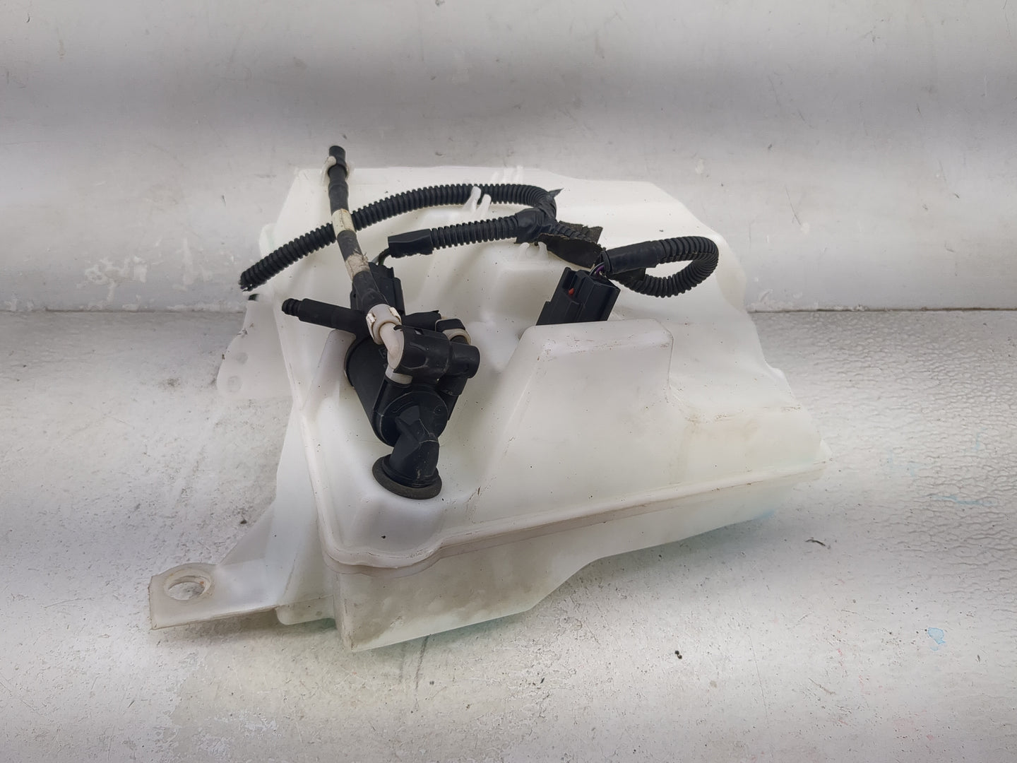 2012-2018 Ford Focus Windshield Washer Fluid Reservoir Bottle Oem 1474121 - Oemusedautoparts1.com