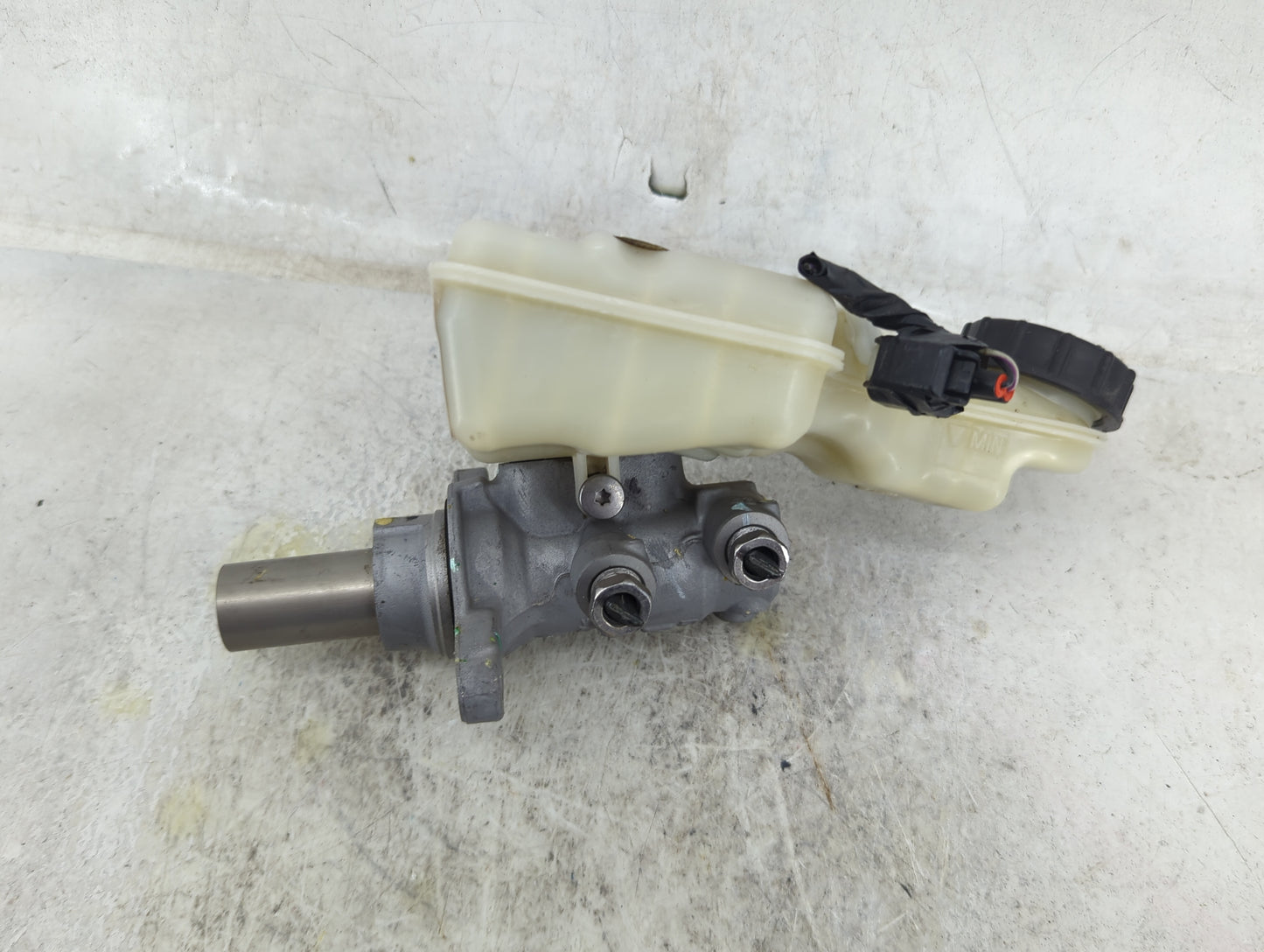 2012-2018 Ford Focus Brake Master Cylinder 1490840 - Oemusedautoparts1.com