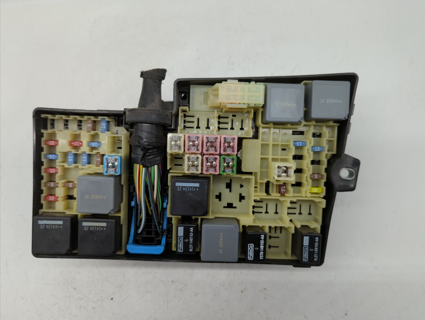 2012-2014 Ford Focus Fusebox Fuse Box Panel Relay Module P/N:AV6T-14A067-AD AV6T-14A067-AC, P2294037 Fits Fits 2012 2013 201