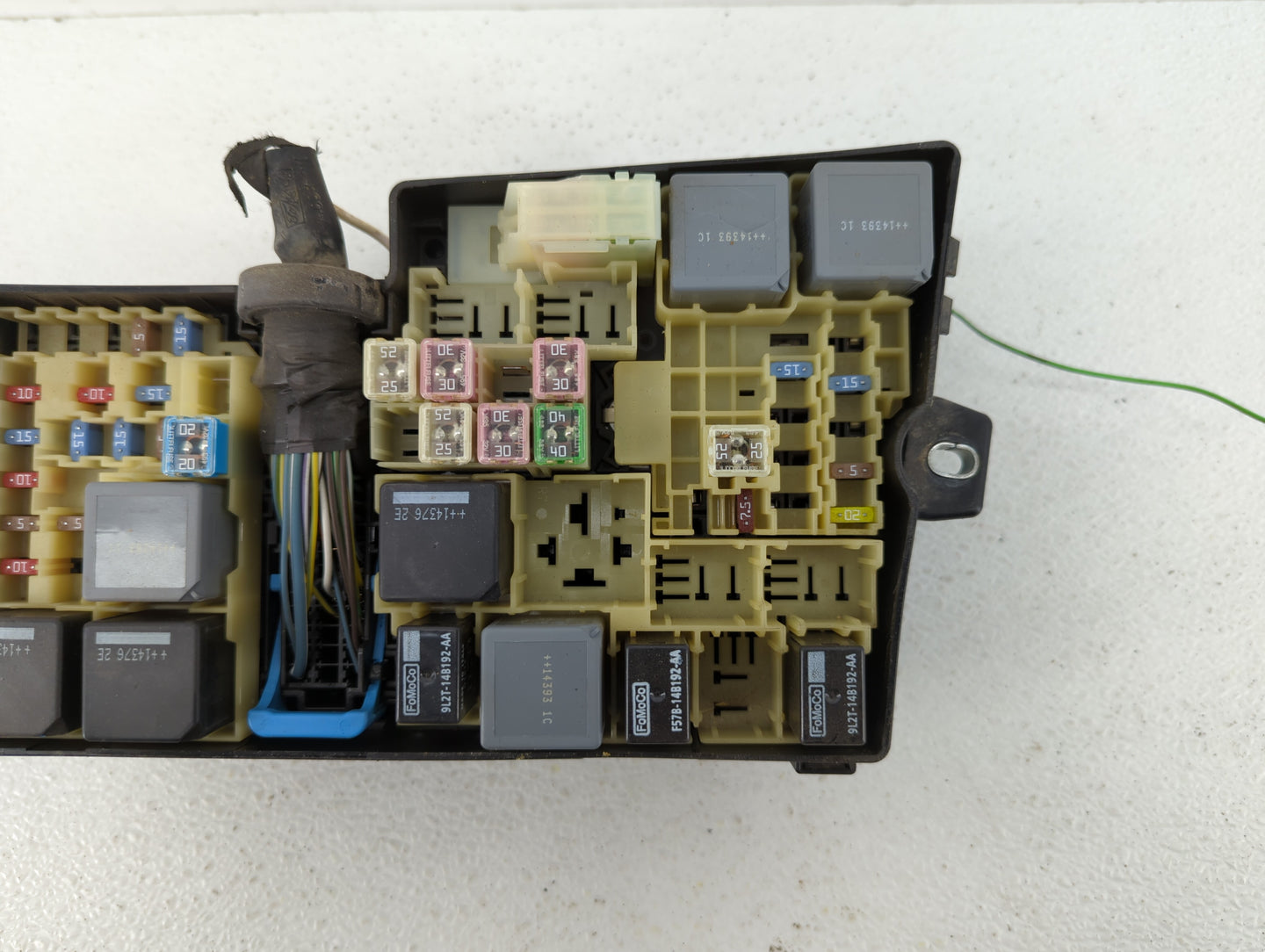 2012-2014 Ford Focus Fusebox Fuse Box Panel Relay Module P/N:AV6T-14A067-AC EV4T-14K733, AV6T-14A142-AB Fits Fits 2012 2013 