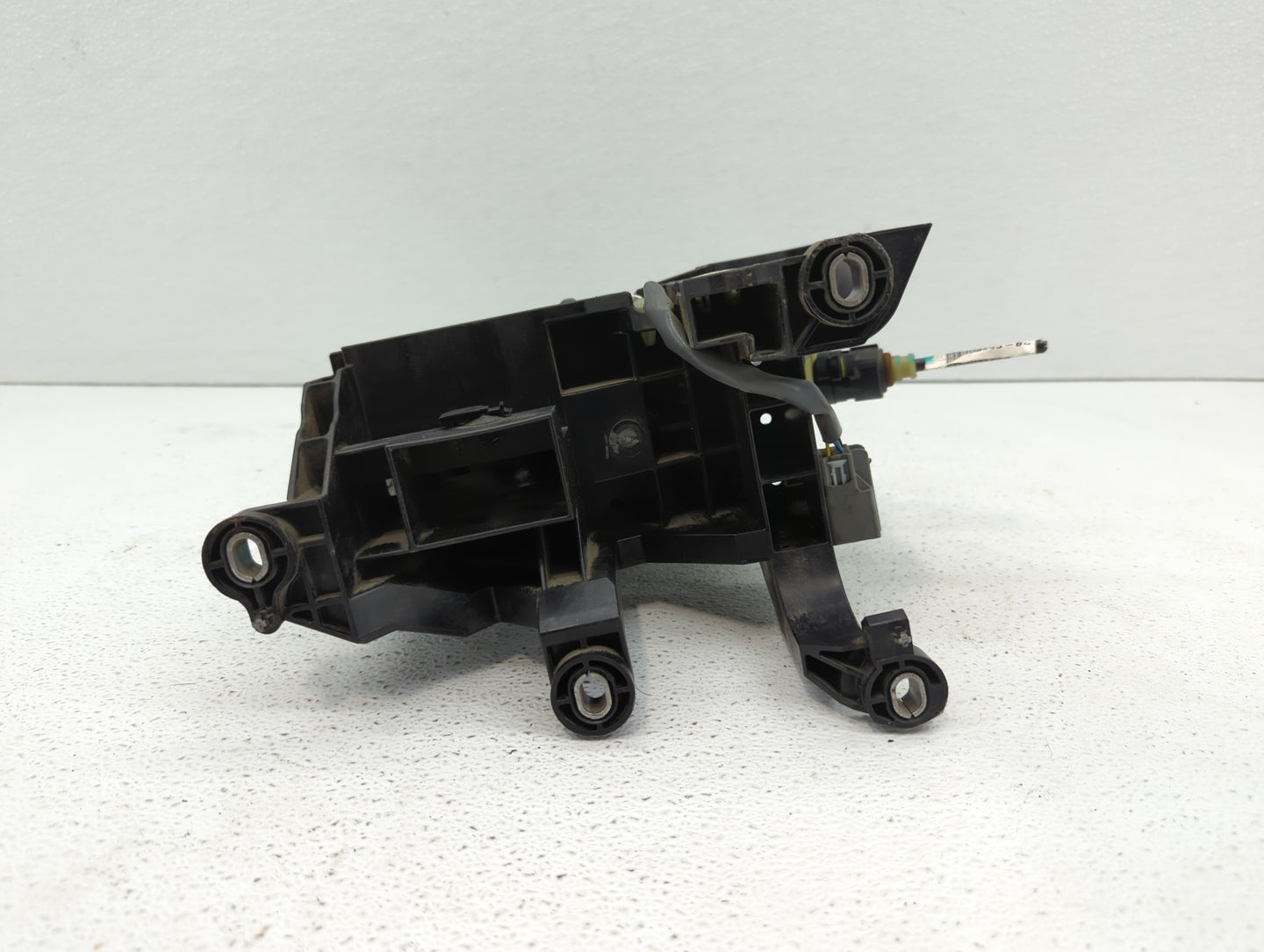 2014 Ford Focus Floor Console Assembly Shifter Black 410624 - Oemusedautoparts1.com