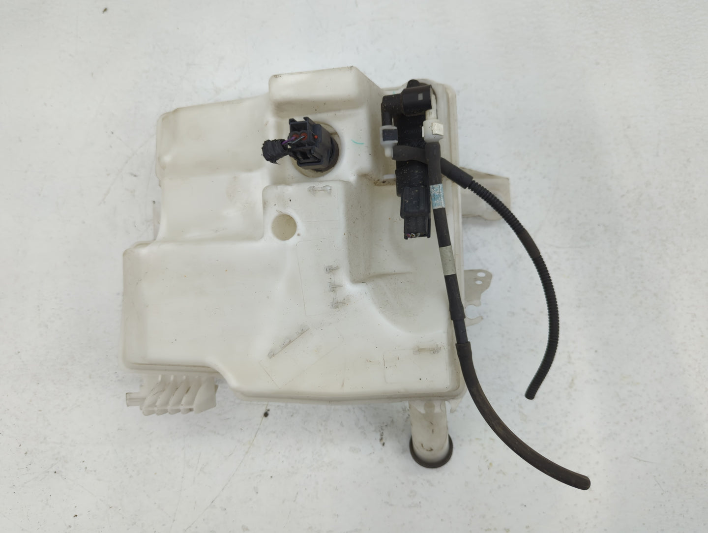 2012-2018 Ford Focus Windshield Washer Fluid Reservoir Bottle 622930 - Oemusedautoparts1.com