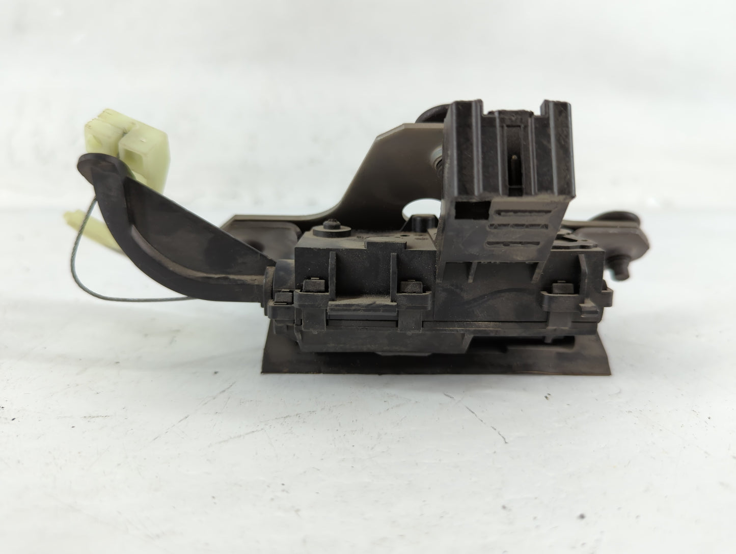 2014 Ford Focus Hood Latch Assembly 686088 - Oemusedautoparts1.com
