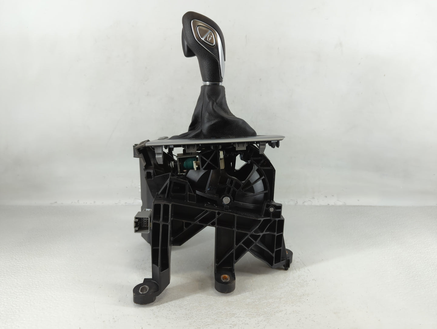 2014 Ford Focus Floor Console Assembly Shifter Black - Oemusedautoparts1.com
