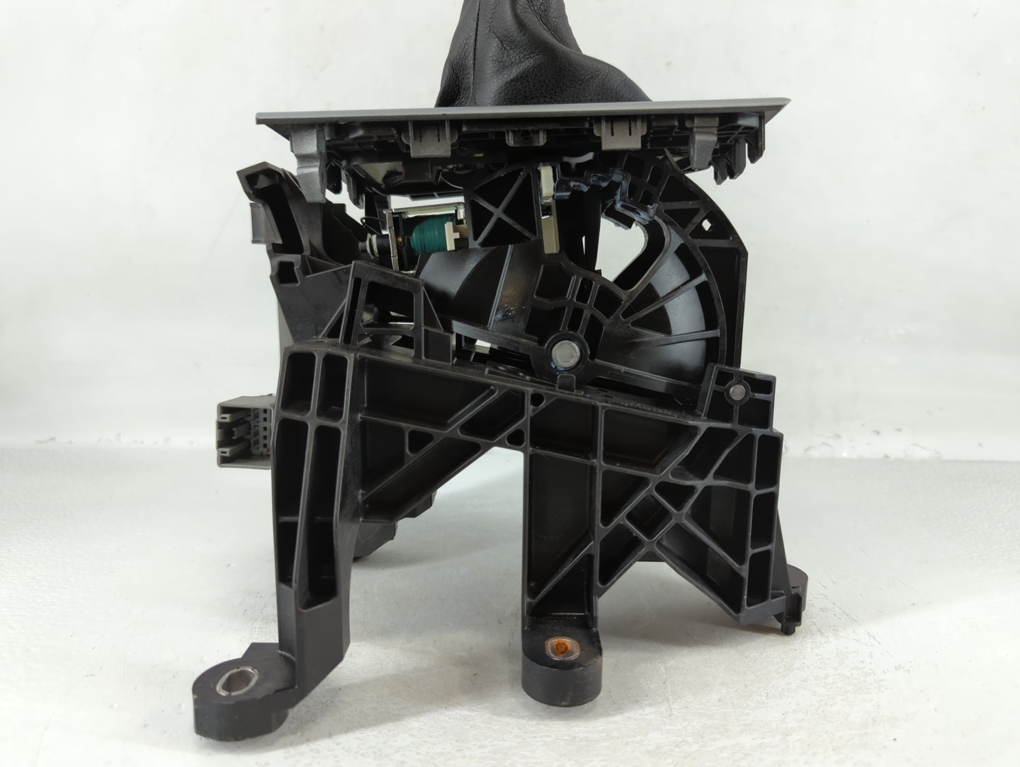 2014 Ford Focus Floor Console Assembly Shifter Black - Oemusedautoparts1.com