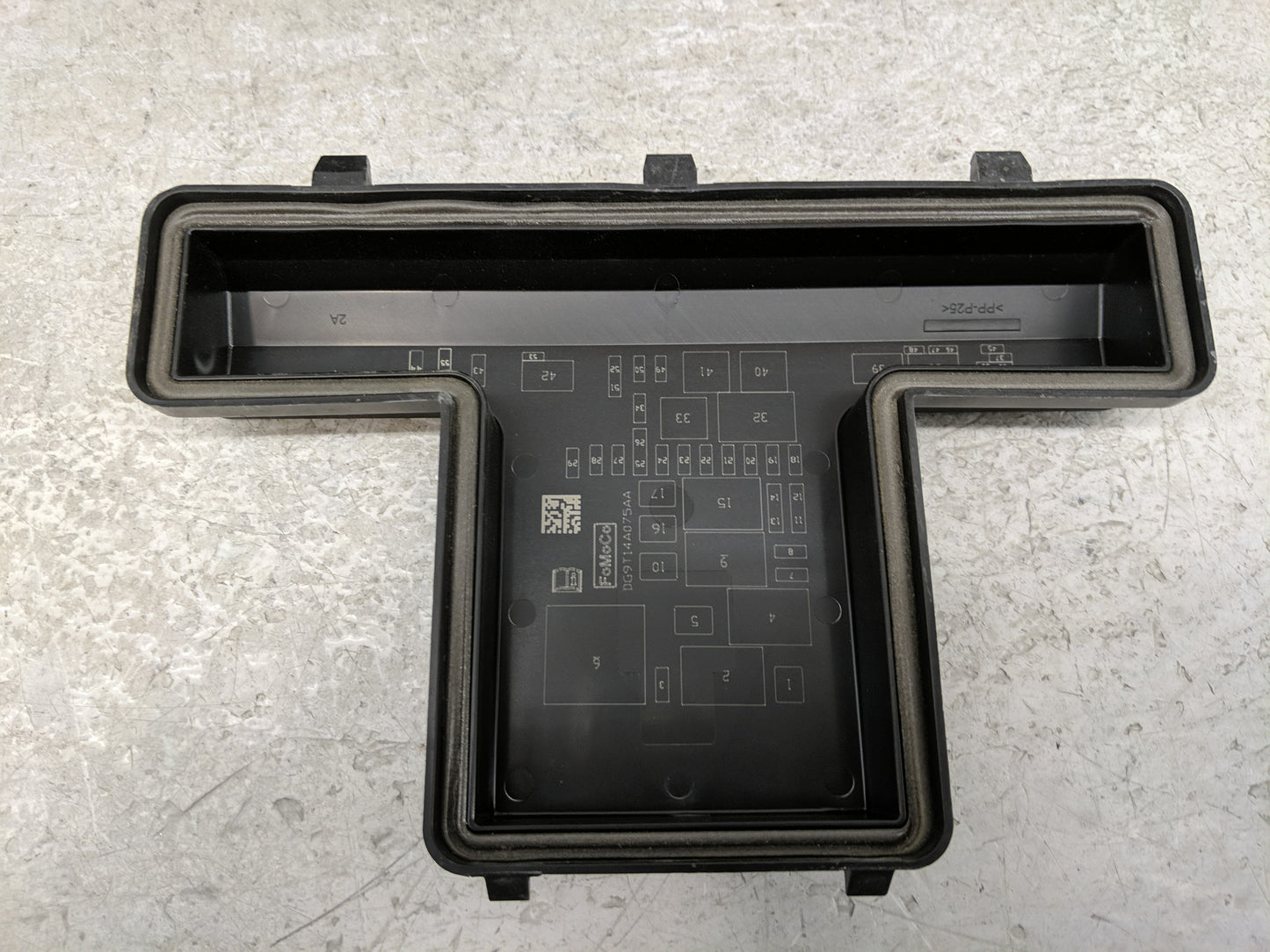 2013-2014 Ford Fusion Fusebox Fuse Box Panel Relay Module P/N:DG9T14A067BF Fits Fits 2013 2014 OEM Used Auto Parts - Oemused