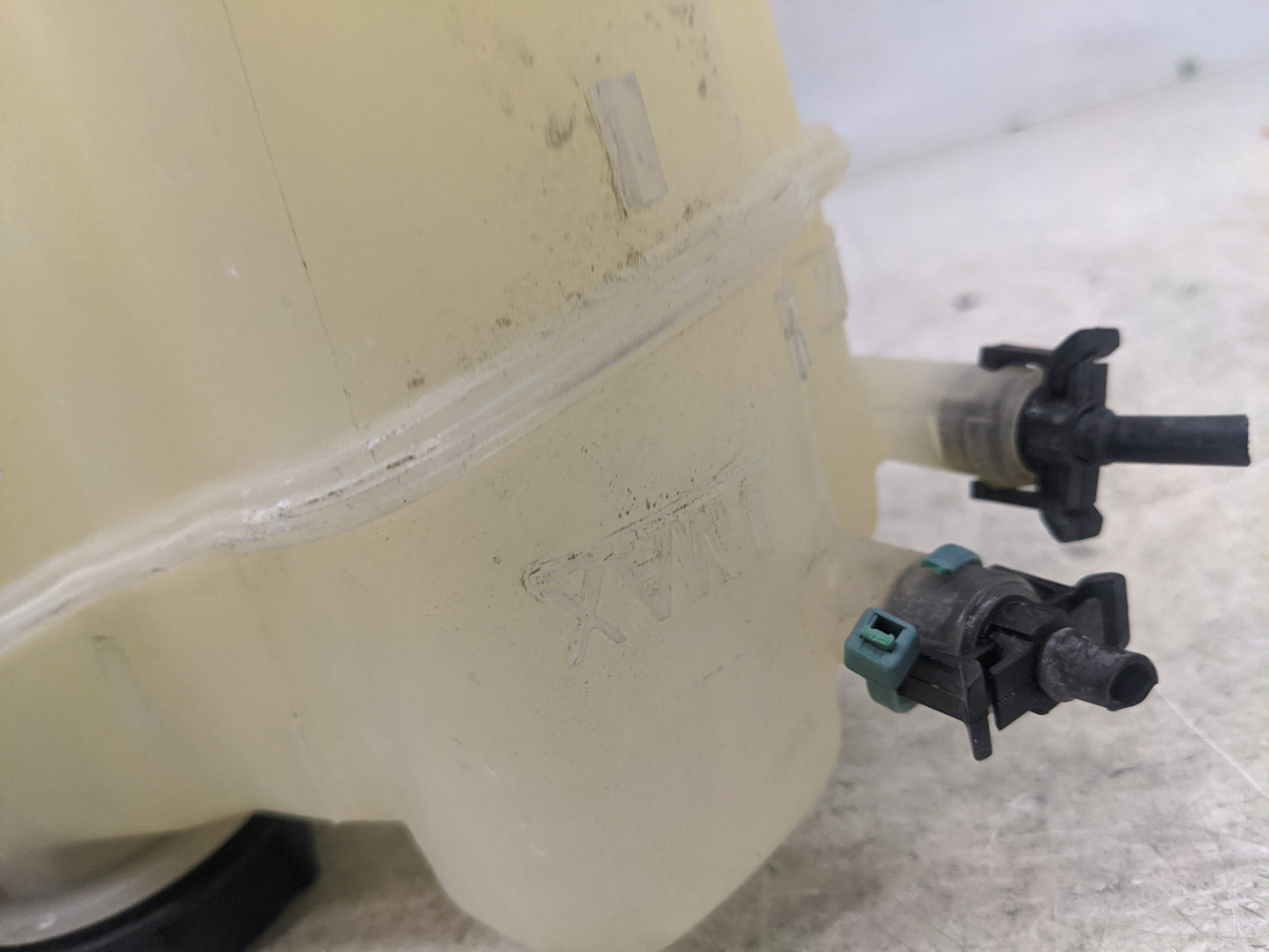 2013-2016 Ford Fusion Radiator Coolant Overflow Expansion Tank Bottle 1367037 - Oemusedautoparts1.com
