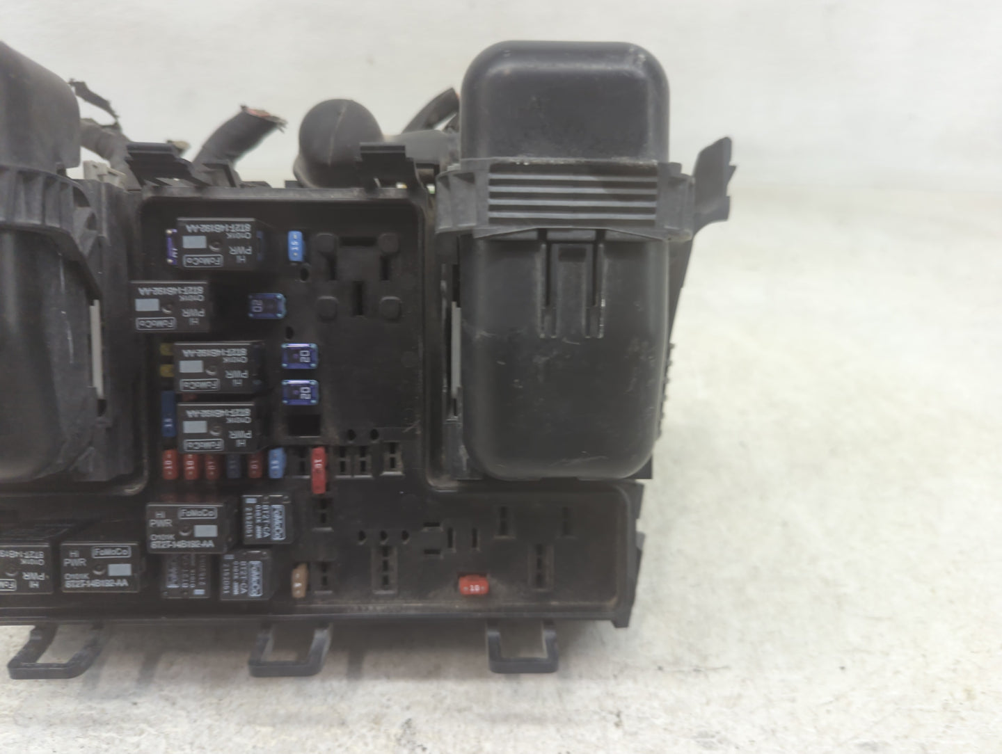 2013-2014 Ford Fusion Fusebox Fuse Box Panel Relay Module P/N:DG9T14A075AA Fits Fits 2013 2014 OEM Used Auto Parts - Oemused