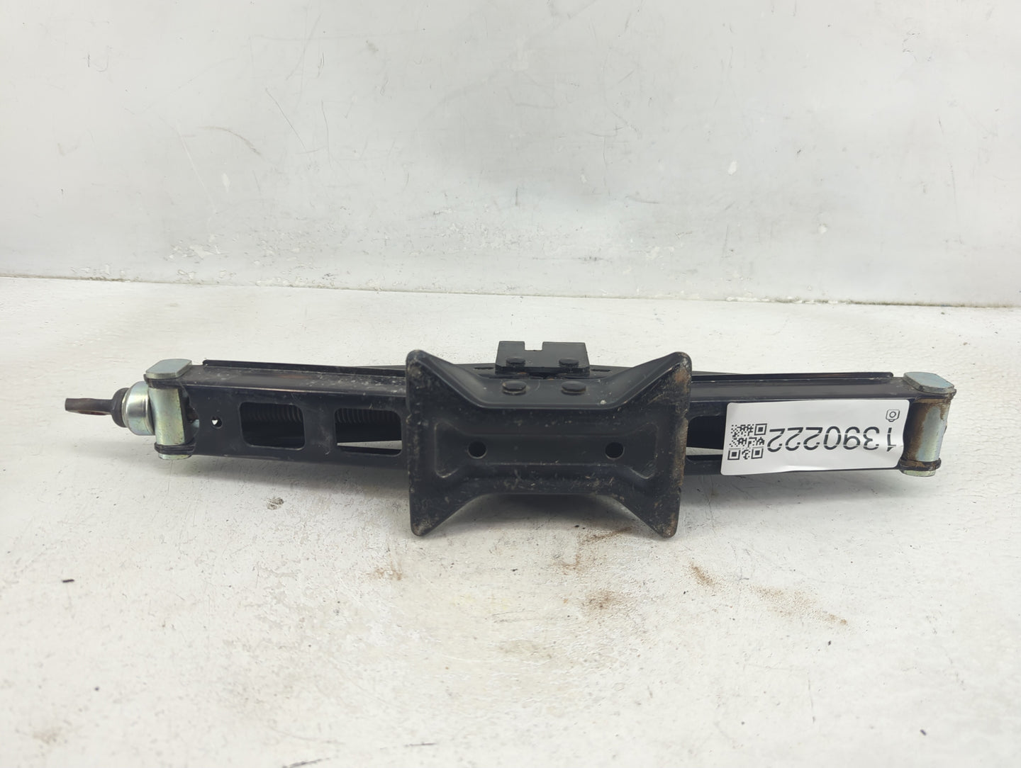 2014 Ford Fusion Spare Scissor Car Jack 1390222 - Oemusedautoparts1.com