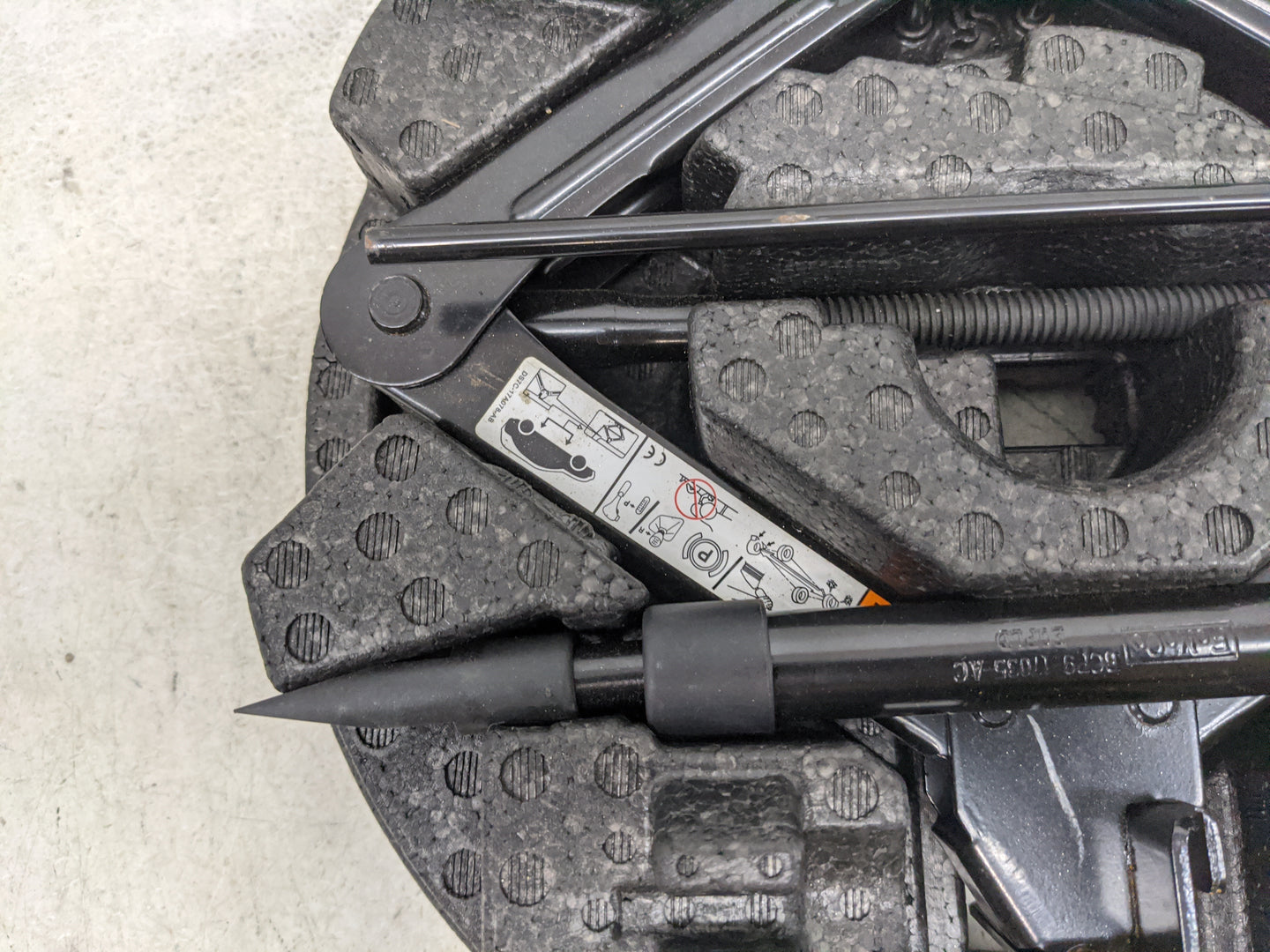 2014 Ford Fusion Spare Scissor Car Jack Black - Oemusedautoparts1.com