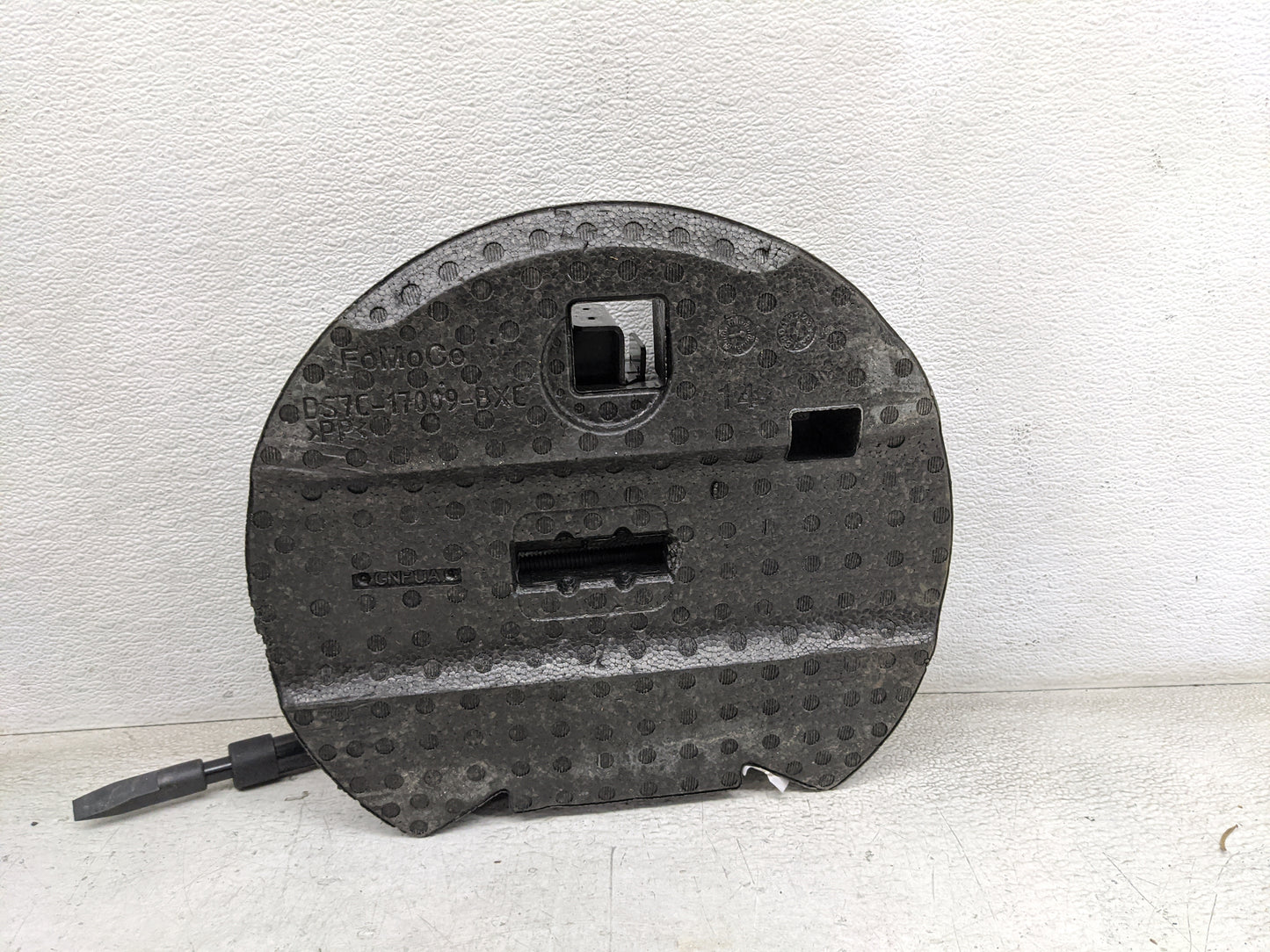2014 Ford Fusion Spare Scissor Car Jack Black - Oemusedautoparts1.com