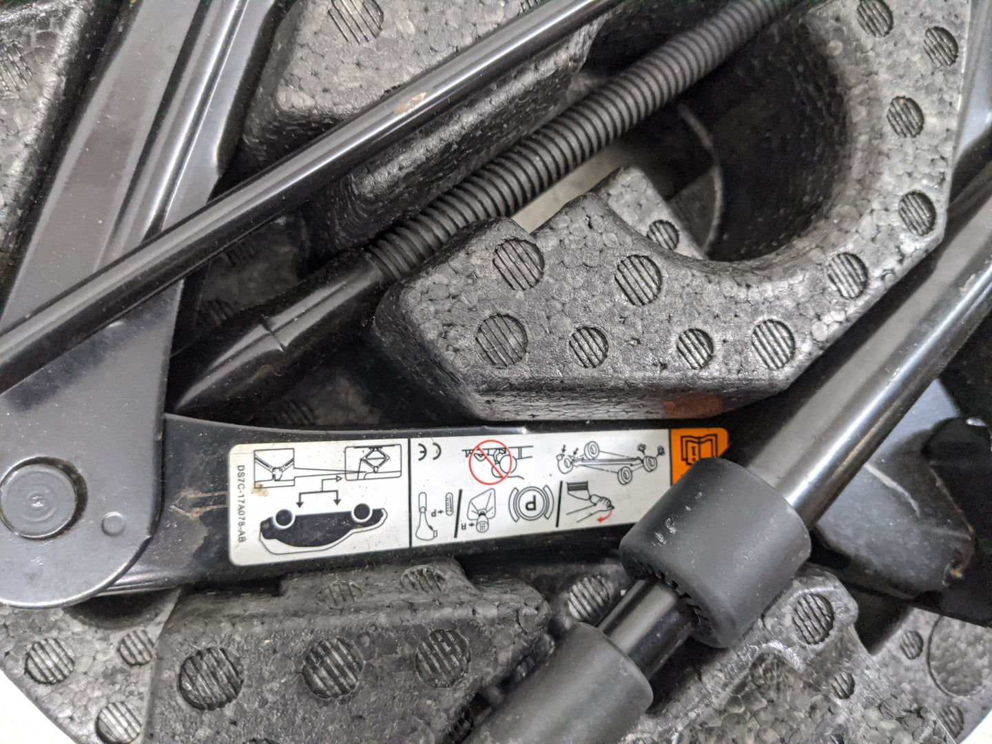 2014 Ford Fusion Spare Scissor Car Jack Black - Oemusedautoparts1.com