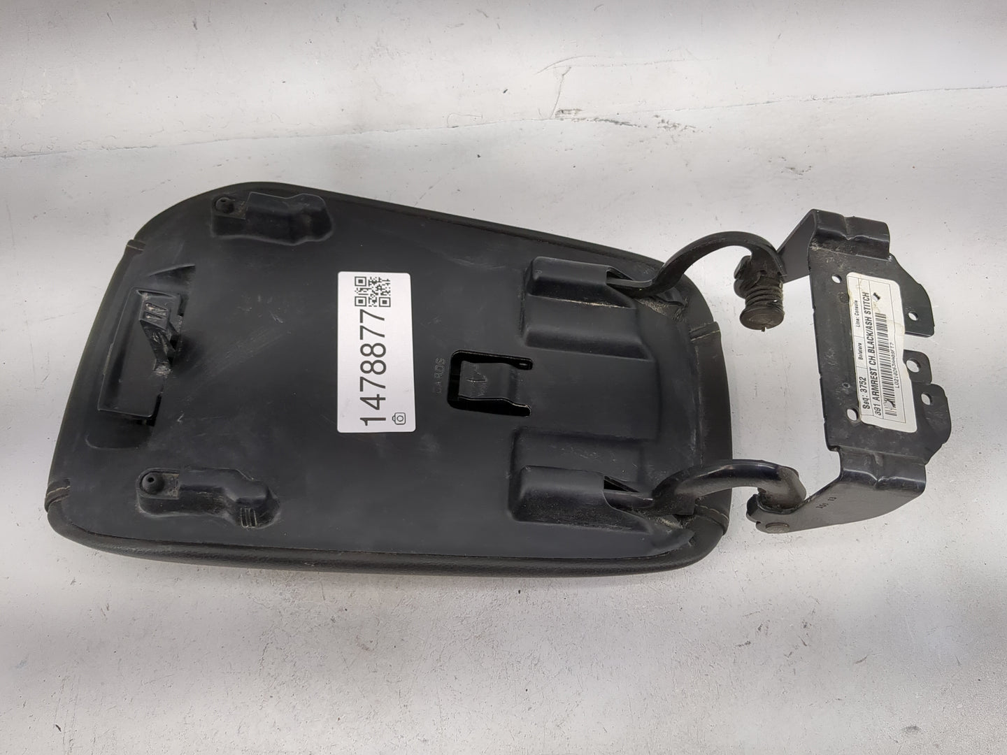 2014 Ford Fusion Center Console Armrest Cover Lid P/N:L0210263AA08FT7 Fits OEM Used Auto Parts - Oemusedautoparts1.com