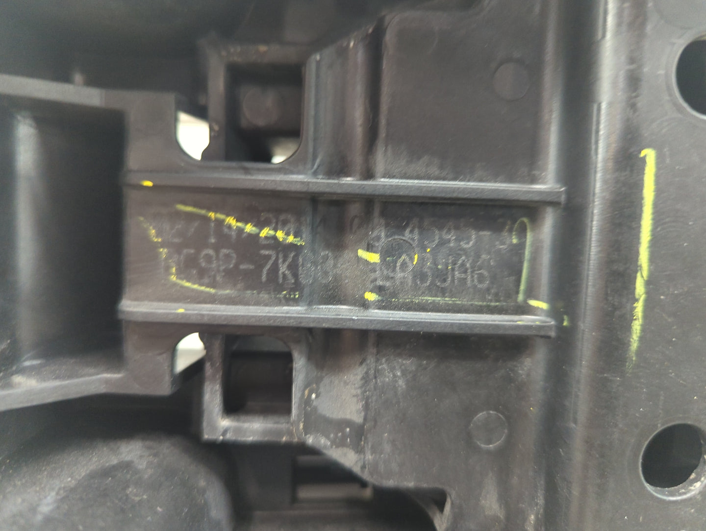 2014 Ford Fusion Floor Console Assembly Shifter 1480495 - Oemusedautoparts1.com