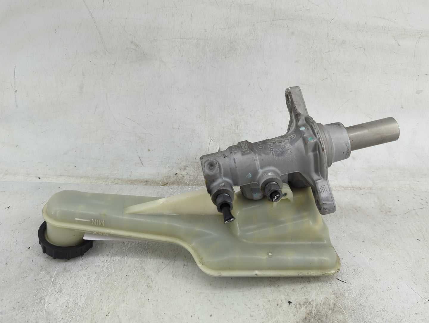 2013-2016 Ford Fusion Brake Master Cylinder 1490783 - Oemusedautoparts1.com